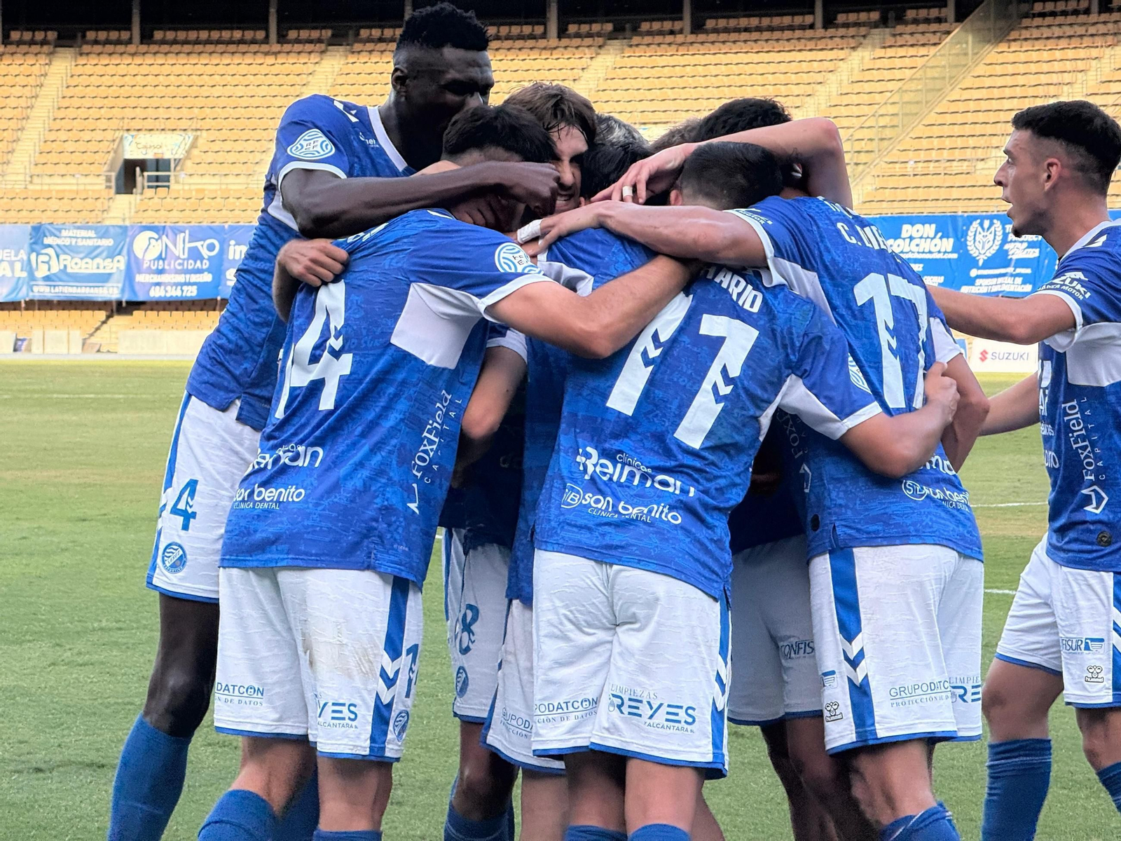 Los jugadores del Xerez DFC celebran el gol de Beny.