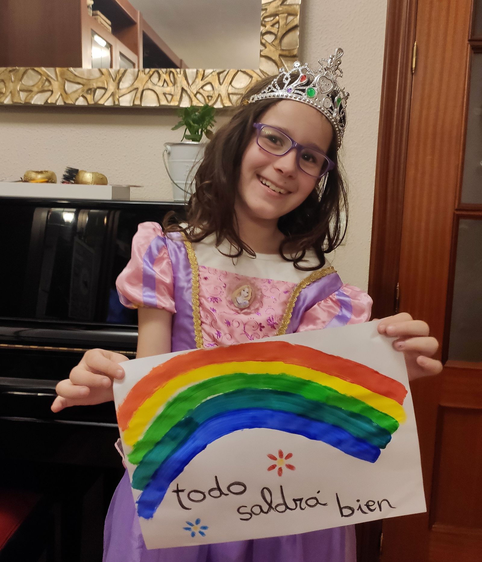 Imágenes de la iniciativa de pintar sonrisas de colores en las mascarillas