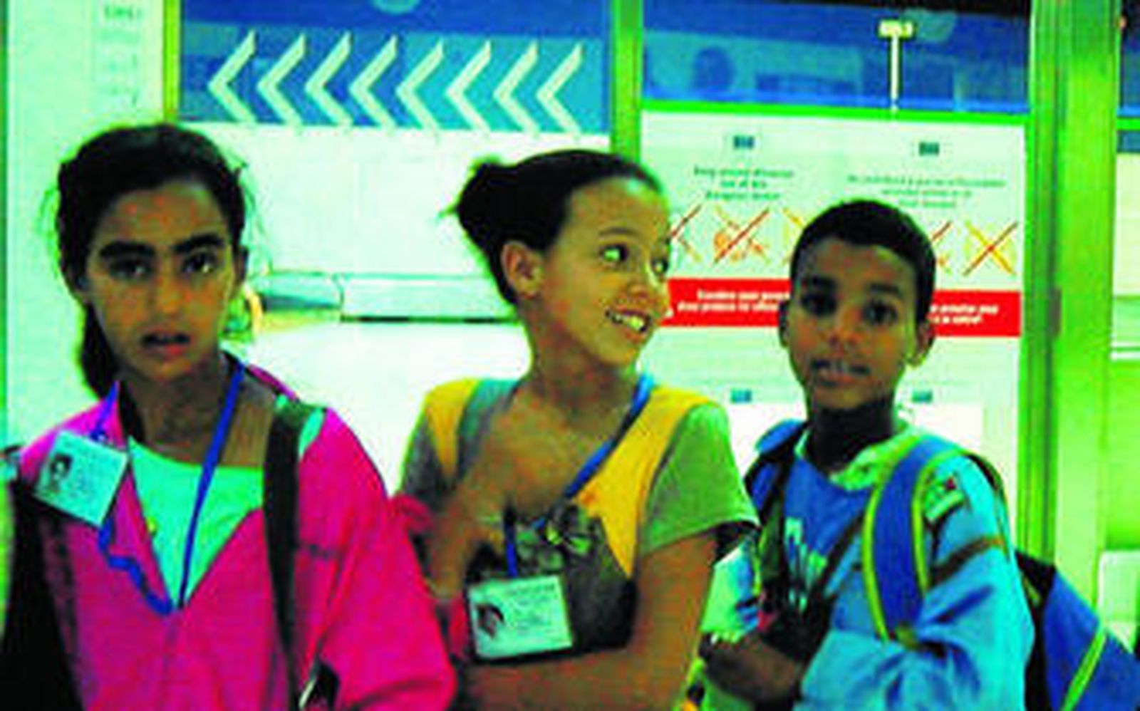 Llegada de los niños saharauis al aeropuerto de Sevilla, ayer.