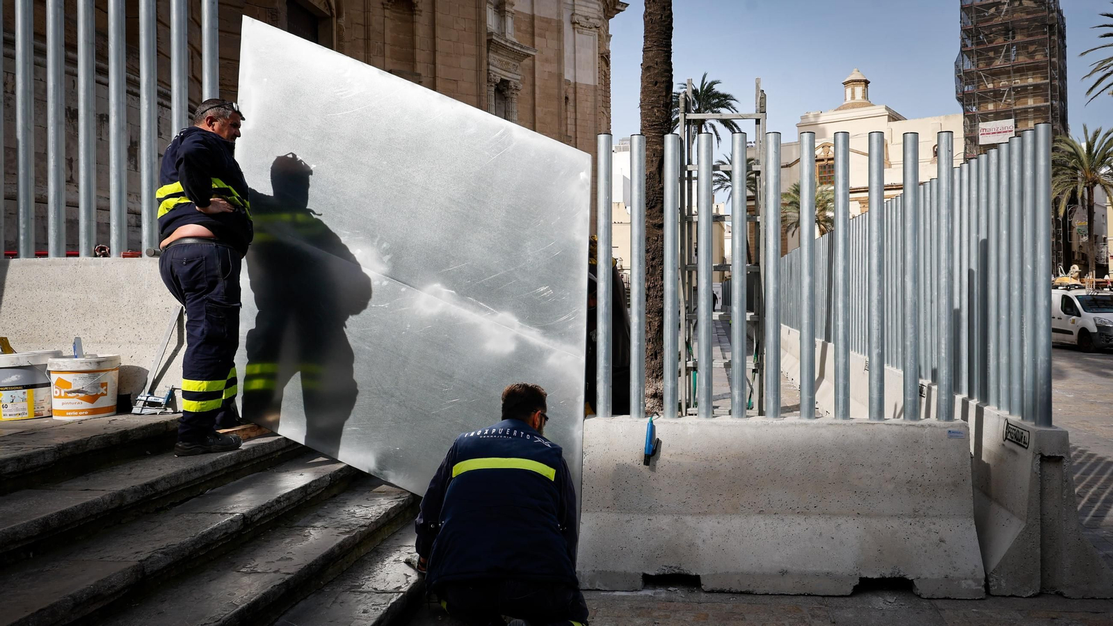 La Catedral de Cádiz se protege frente al botellón del Carnaval