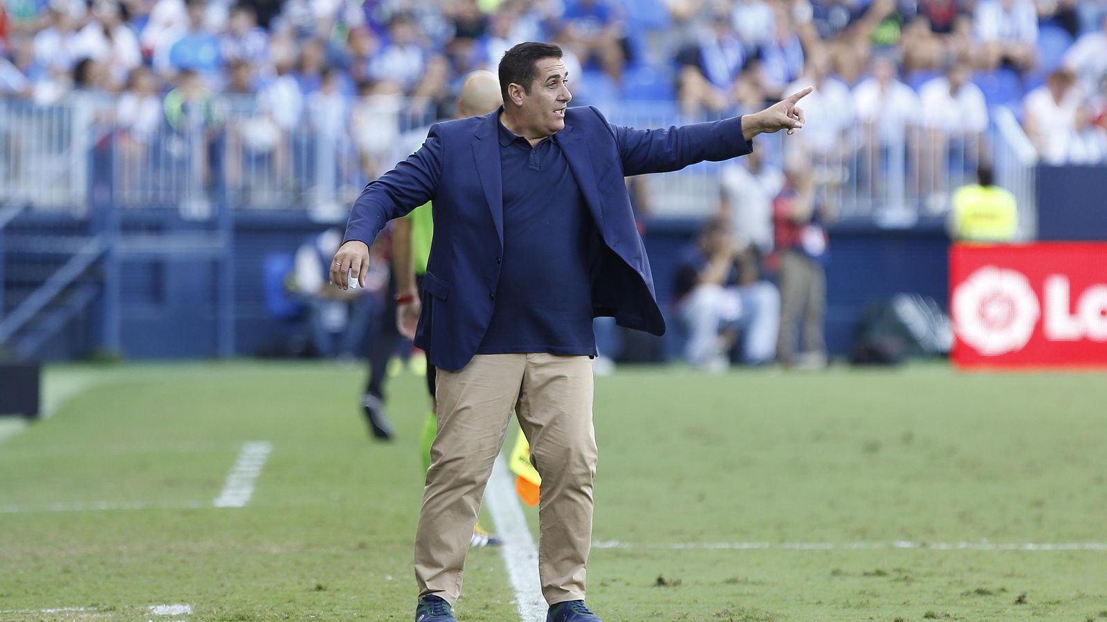 El técnico madrileño da instrucciones a su equipo desde la banda.