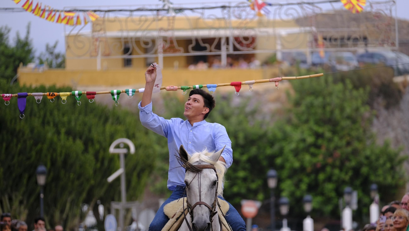 La popular carrera de cintas a caballo de las Fiestas de Mojácar, en imágenes