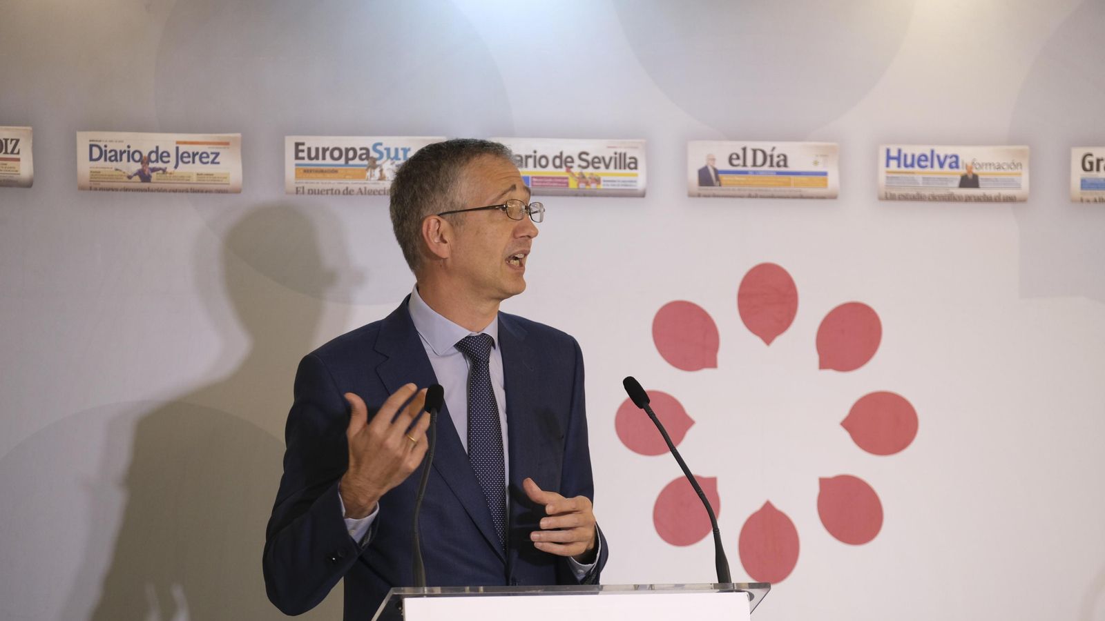 De Cos contesta a algunas de las preguntas formuladas por los presentes. De Cos contesta a algunas de las preguntas formuladas por los presentes.
