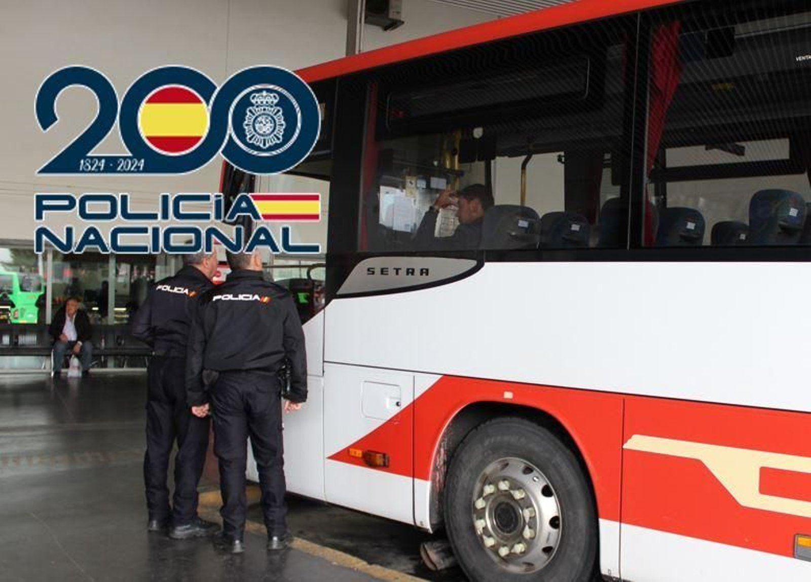 Una patrulla en la Estación de Autobuses de Granada