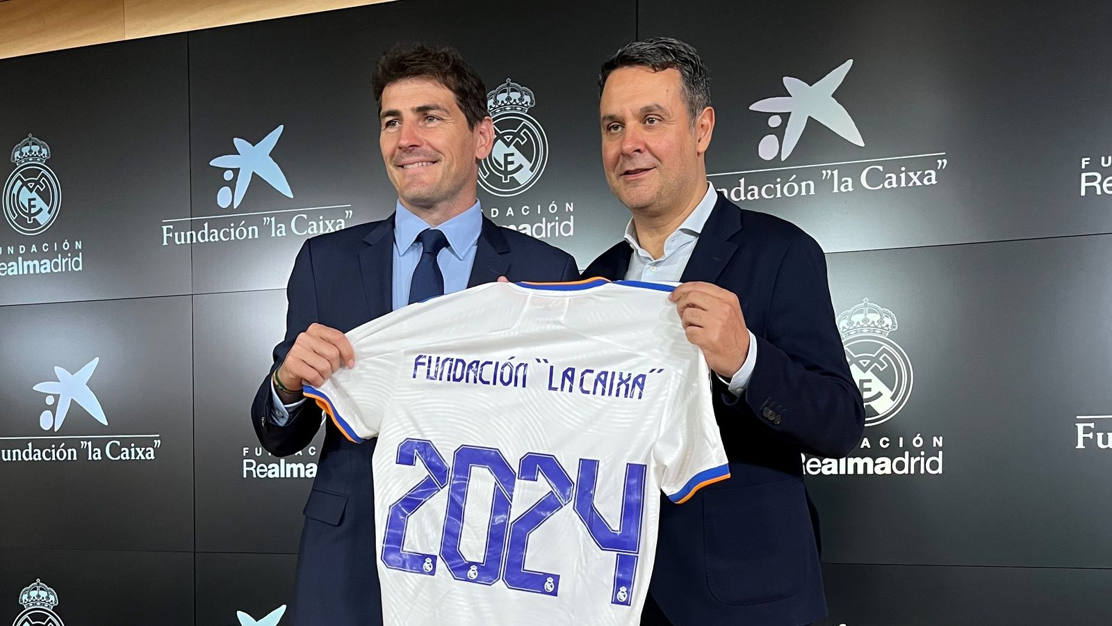 Iker Casillas y Xavier Bertolín han posado con la camiseta blanca.