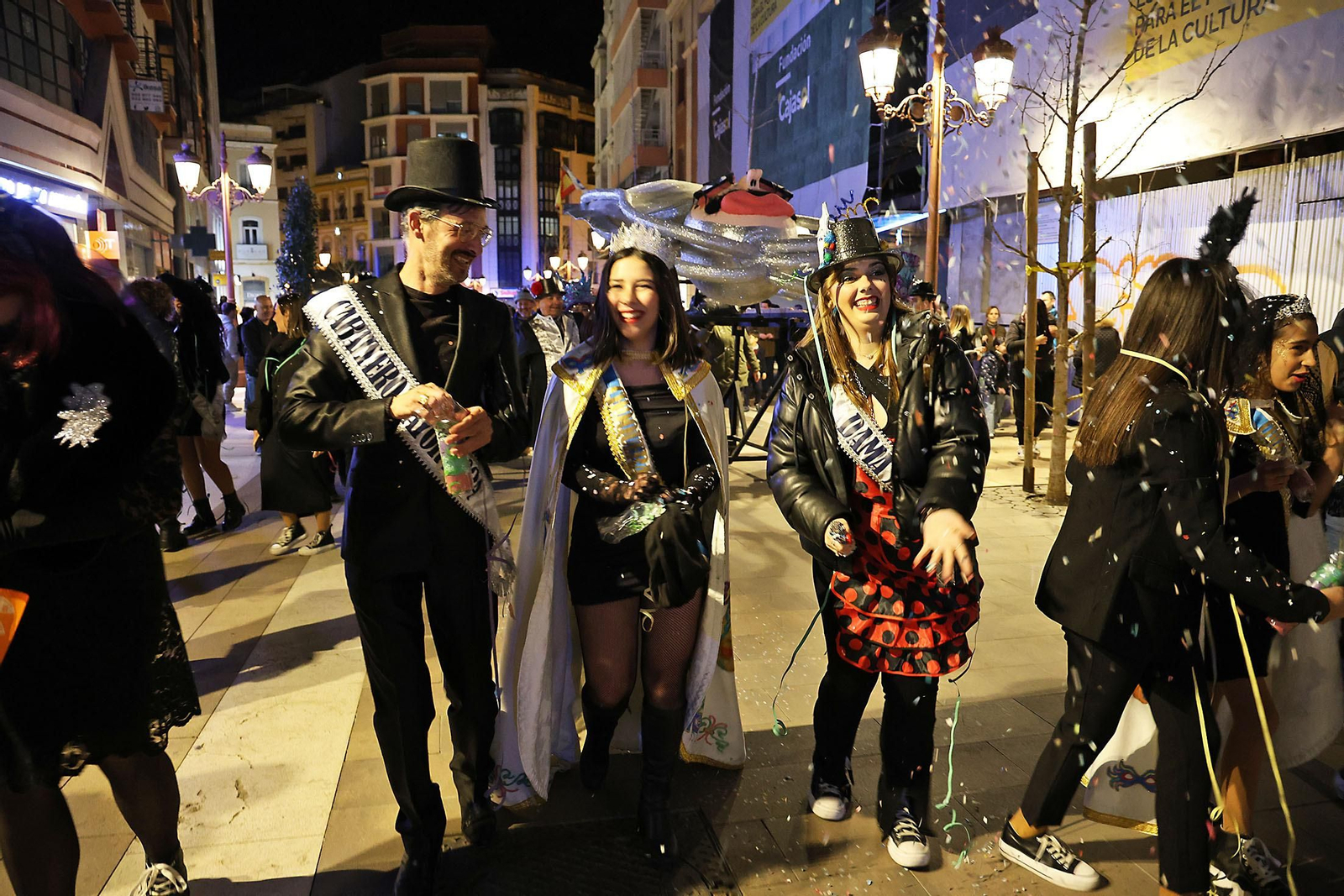 Imágenes del entierro del choco por las calles de Huelva