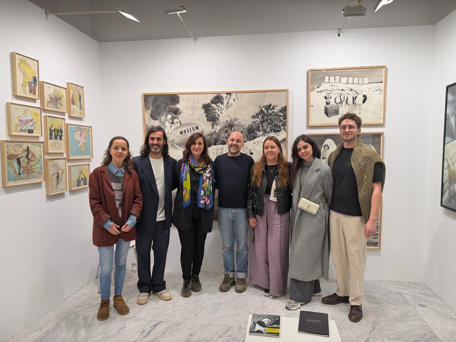 Rafa Serrano Bonilla, en el centro de la imagen, junto a Belén Mazuecos, tercera por la izquierda, en JustMad.