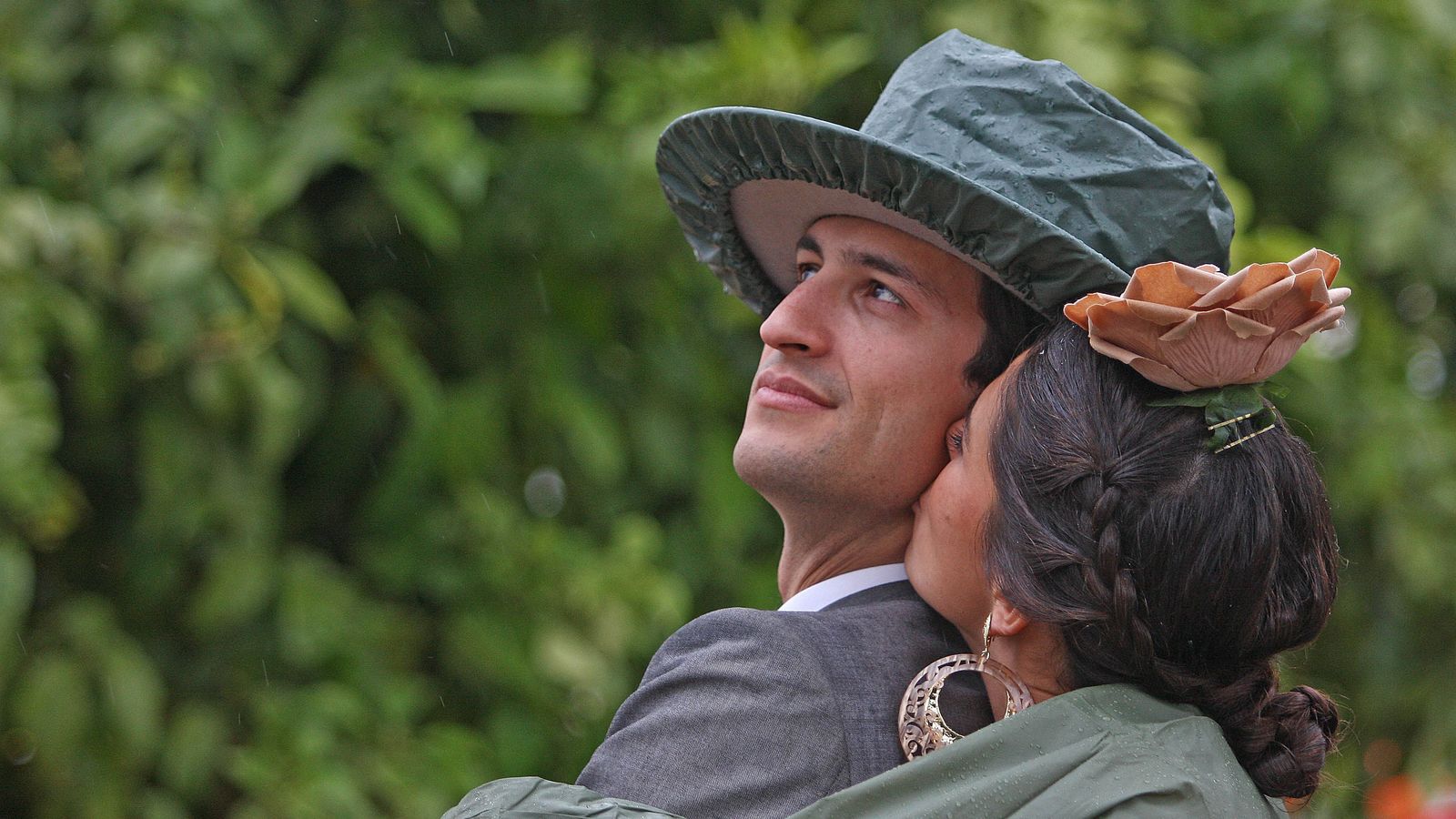 Los caballistas se resguardan de la lluvia.