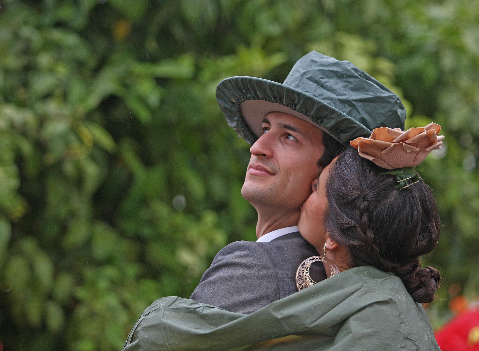Los caballistas se resguardan de la lluvia.