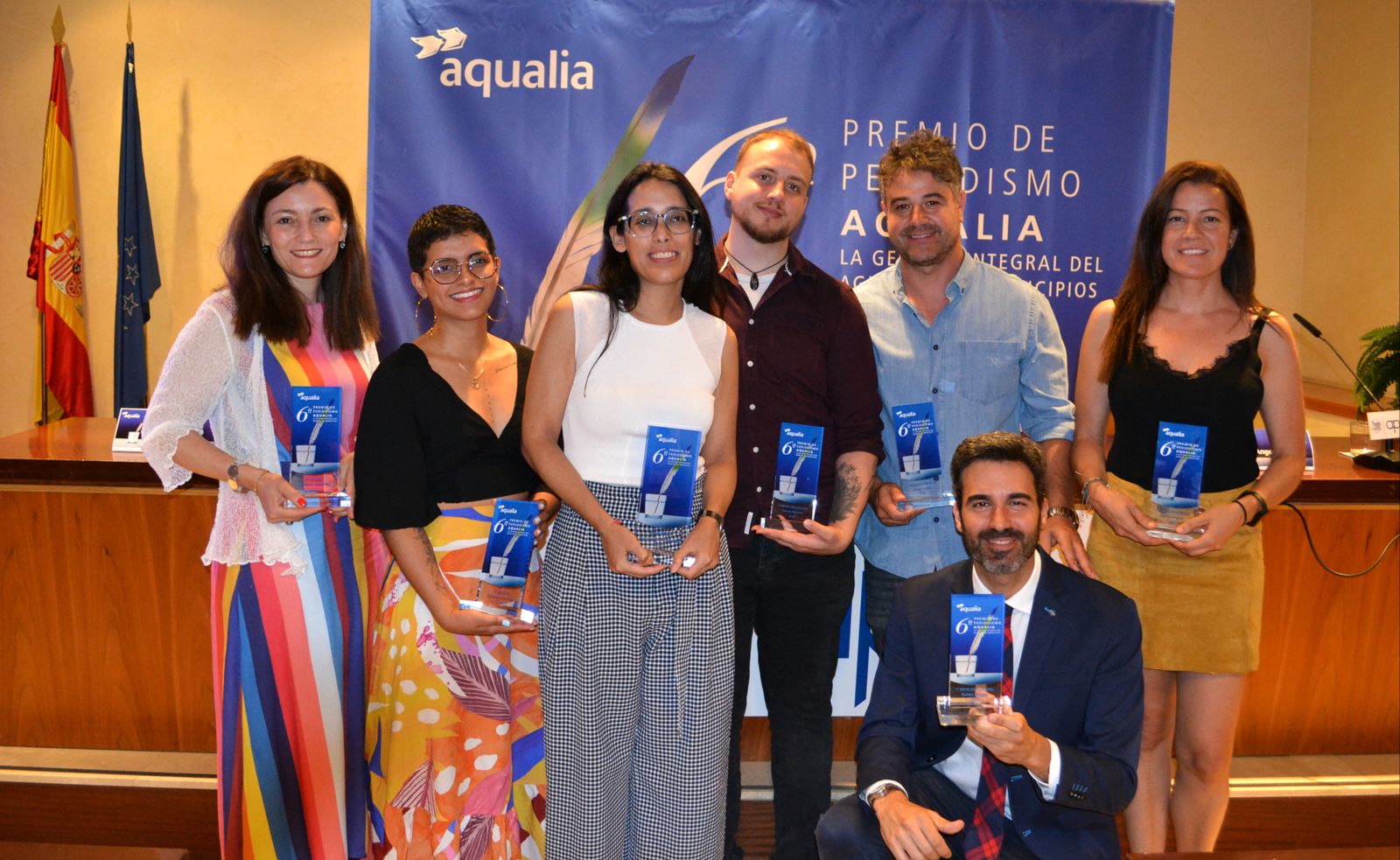 Raquel Montenegro, en el centro de la imagen, posa con su premio junto al resto de finalistas.
