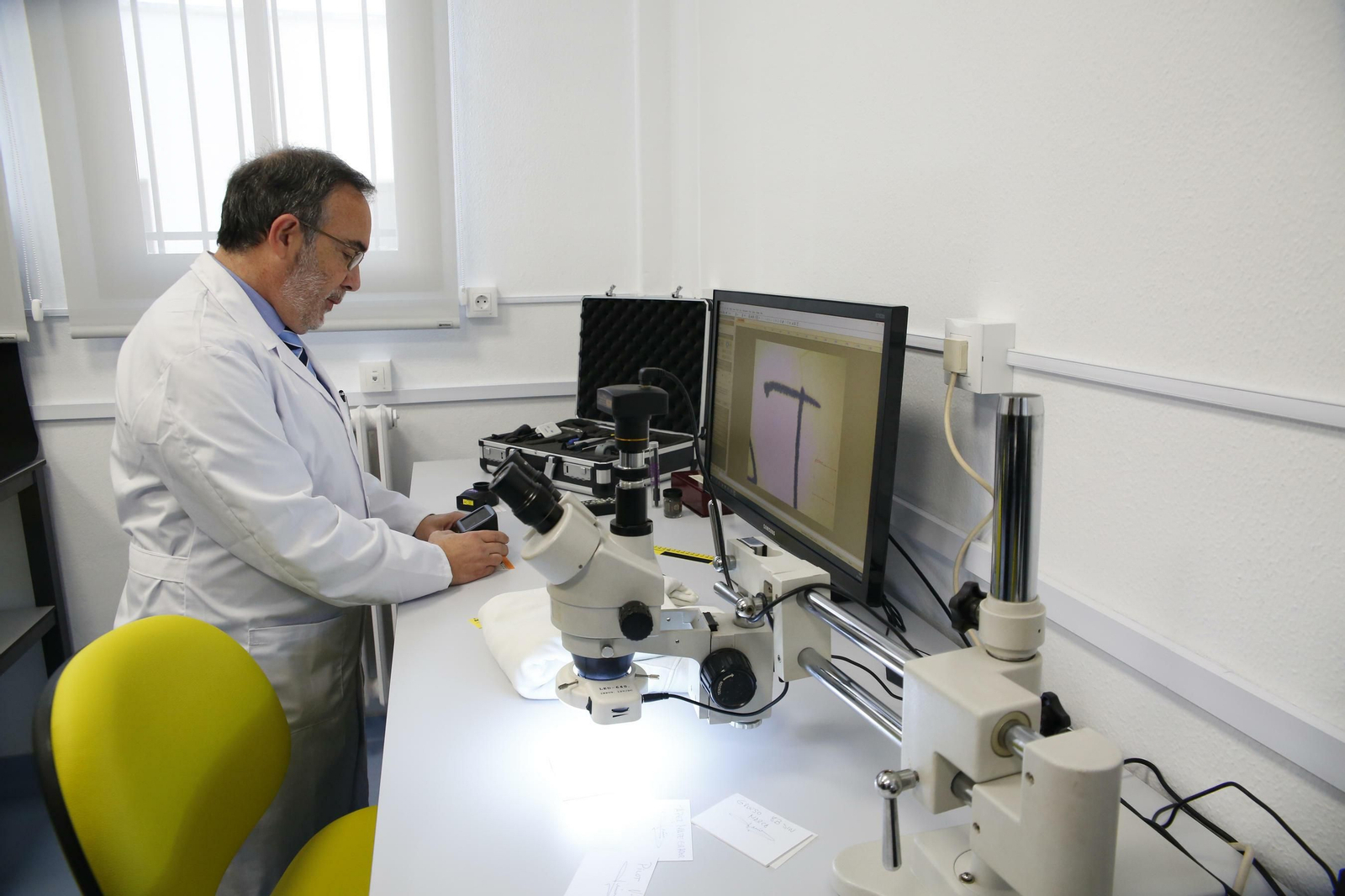 Fotos: así es por dentro el laboratorio para resolver crímenes de la UGR en Granada