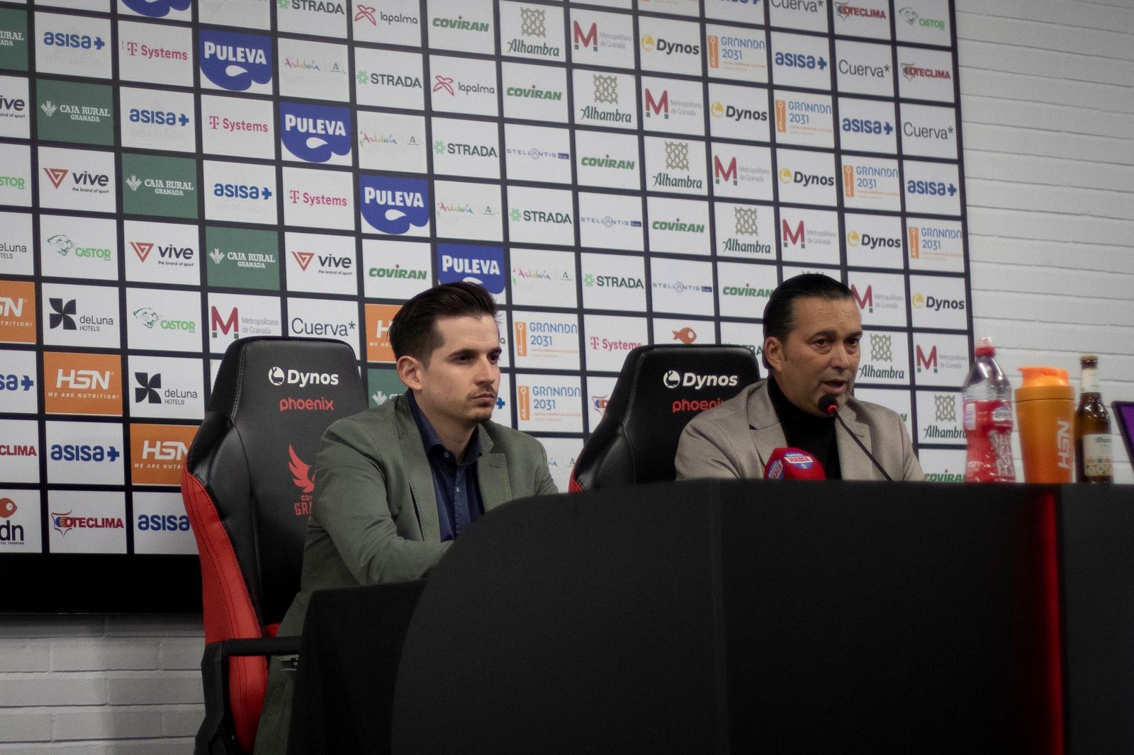Arturo Ruiz durante su presentación como técnico del Covirán Granada junto al presidente del club.