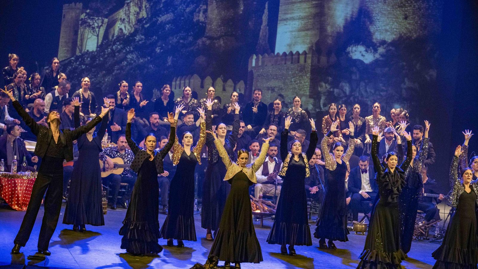 En el espectáculo no falta el baile a lo largo de la actuación.