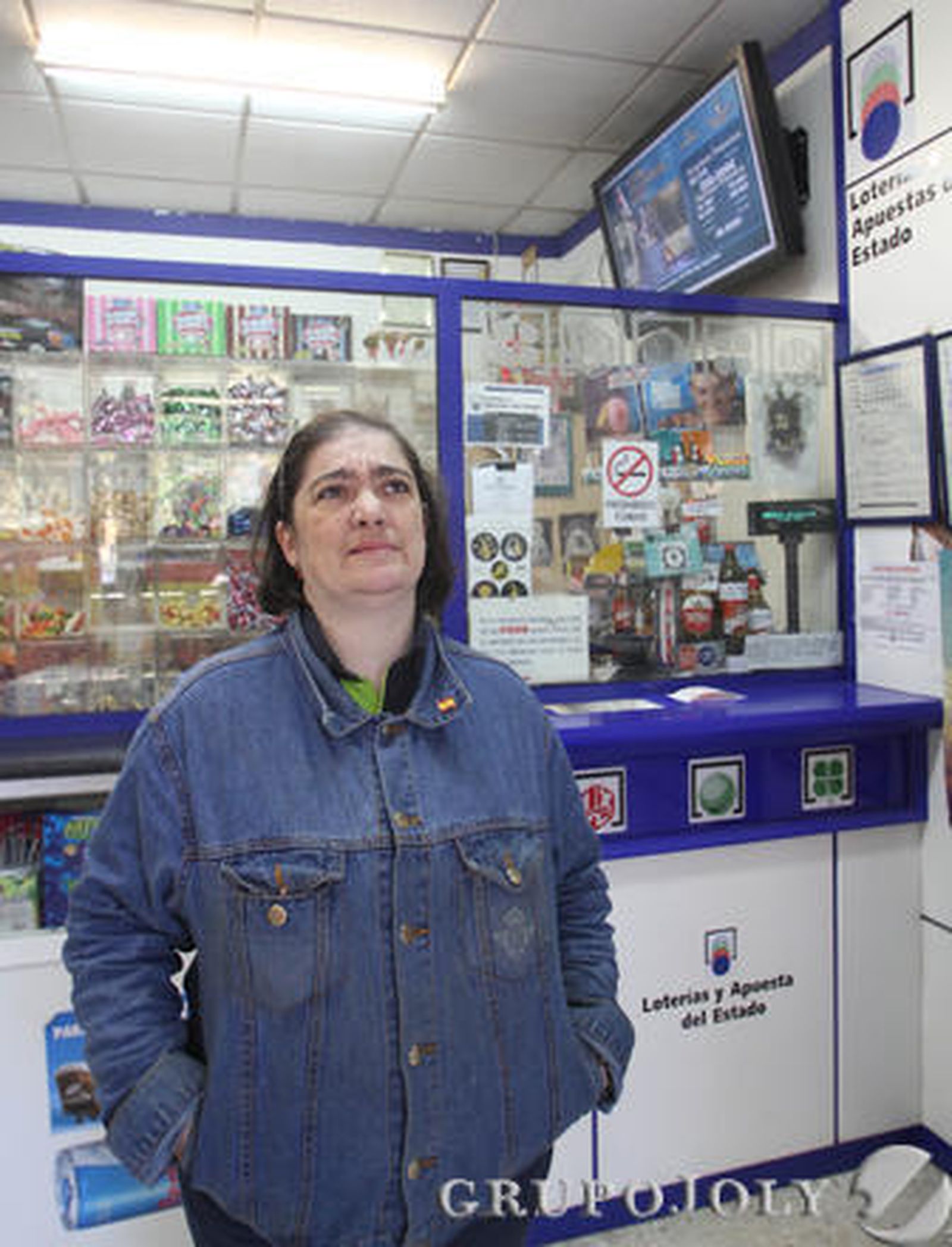 La vendedora del quiosco de prensa Isabel, donde se vendió un boleto del número 18102, otro de los quintos premios.

Foto: Belén Vargas