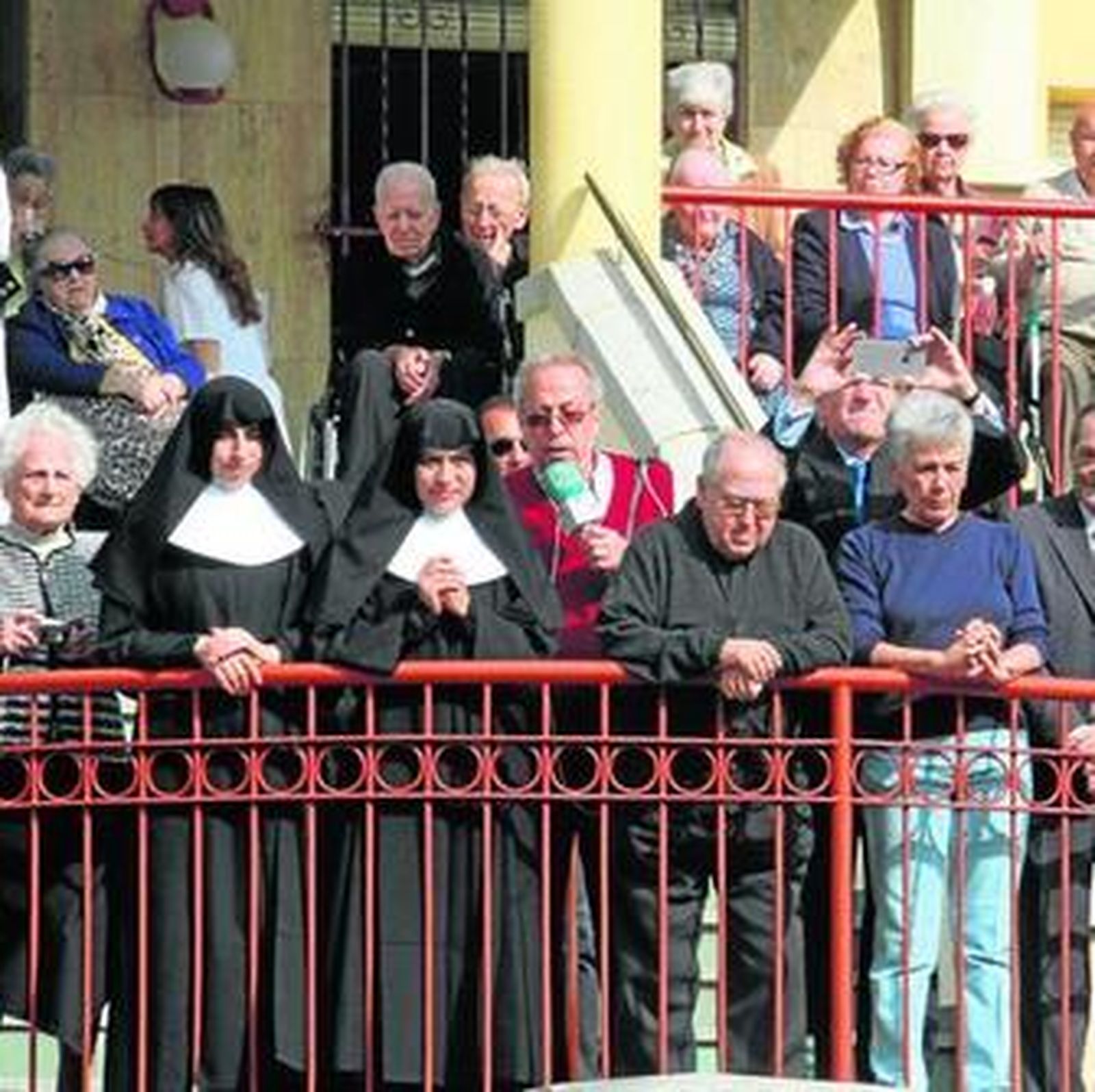 1 y 2. El Resucitado, a su paso por el asilo de ancianos Santa Teresa Jornet, donde se vivió uno de los momentos más emotivos del recorrido. 3. Parte del cortejo de nazarenos que integraba la procesión. 4. El presidente del Consejo de Hermandades y Cofradías, Antonio González, en la presidencia del cortejo. 5. Misa del Domingo de Resurrección, presidida por el obispo, José Vilaplana, en la Catedral de la Merced.