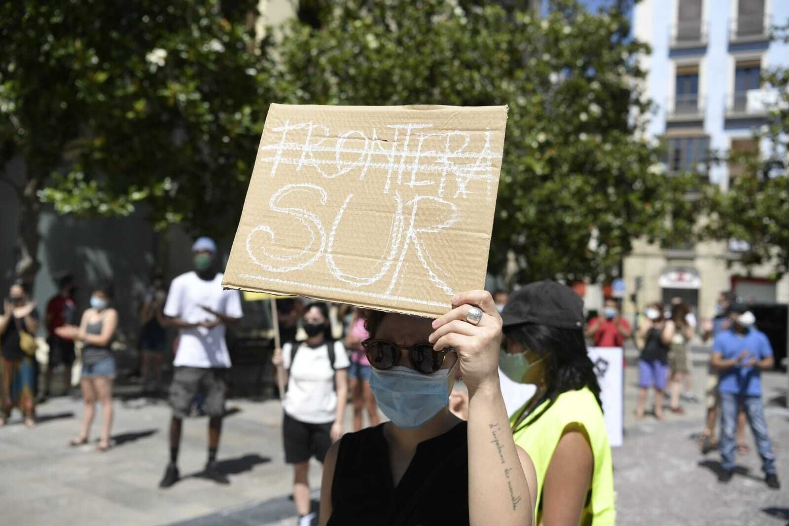 "Ningún ser humano en ilegal": fotos de la manifestación contra el racismo en Granada