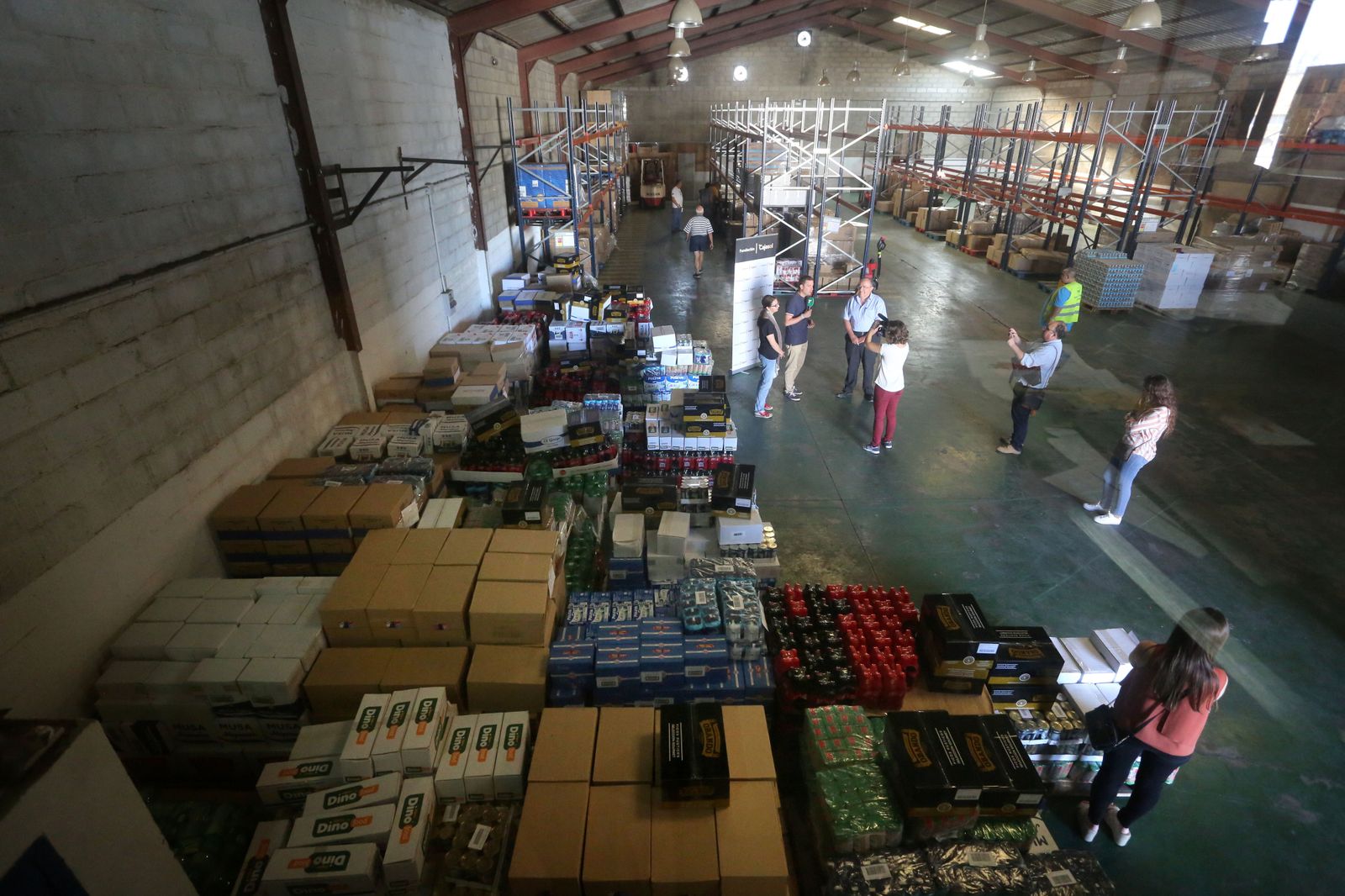 Las imágenes del Reparto de alimentos a entidades sociales del Banco de Alimentos y la Fundación Cajasol