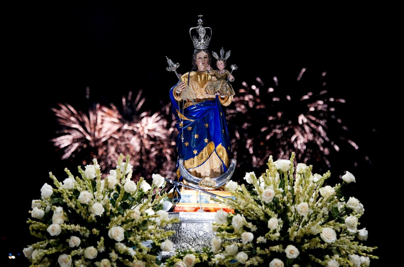 La procesión de la Virgen del Mar por las calles de Adra, en imágenes