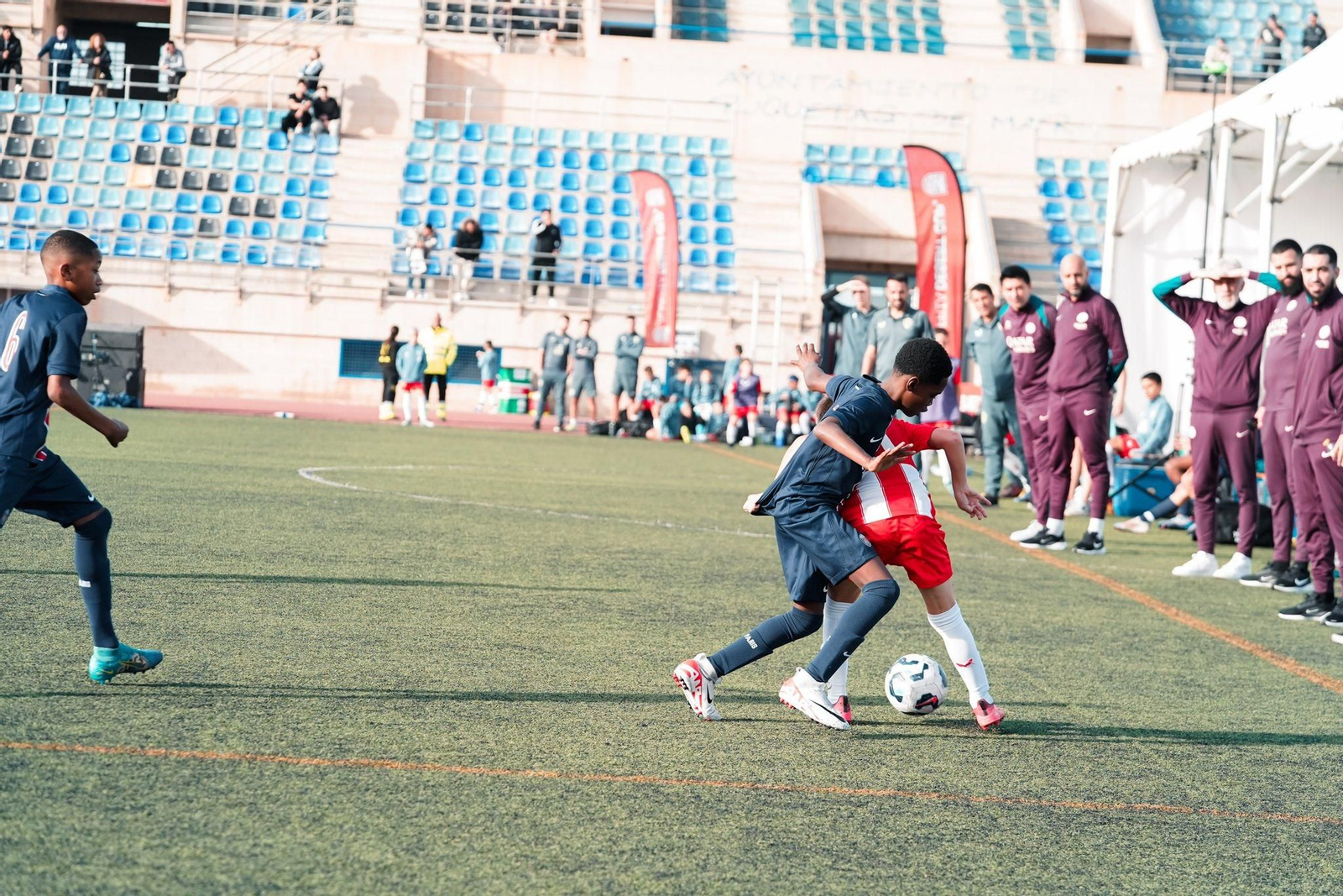 Una acción de un encuentro que enfrentó a la UD Almería y al PSG durante la pasada edición de la Desert Cup.