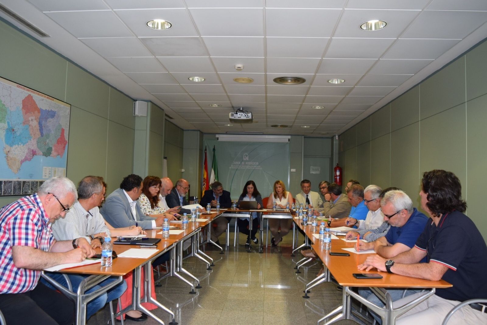 Un momento de la reunión de ayer entre el SAS y los sindicatos.