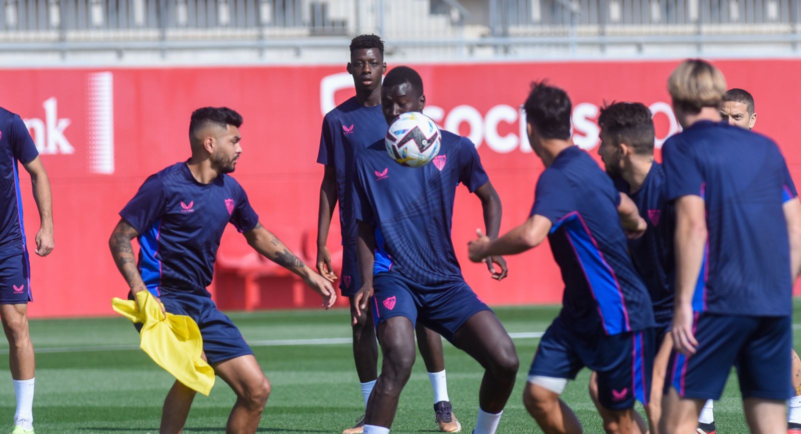 Pape Gueye, que fue baja ante el Madrid por Sanción, junto Tecatito, otra novedad en la lista.