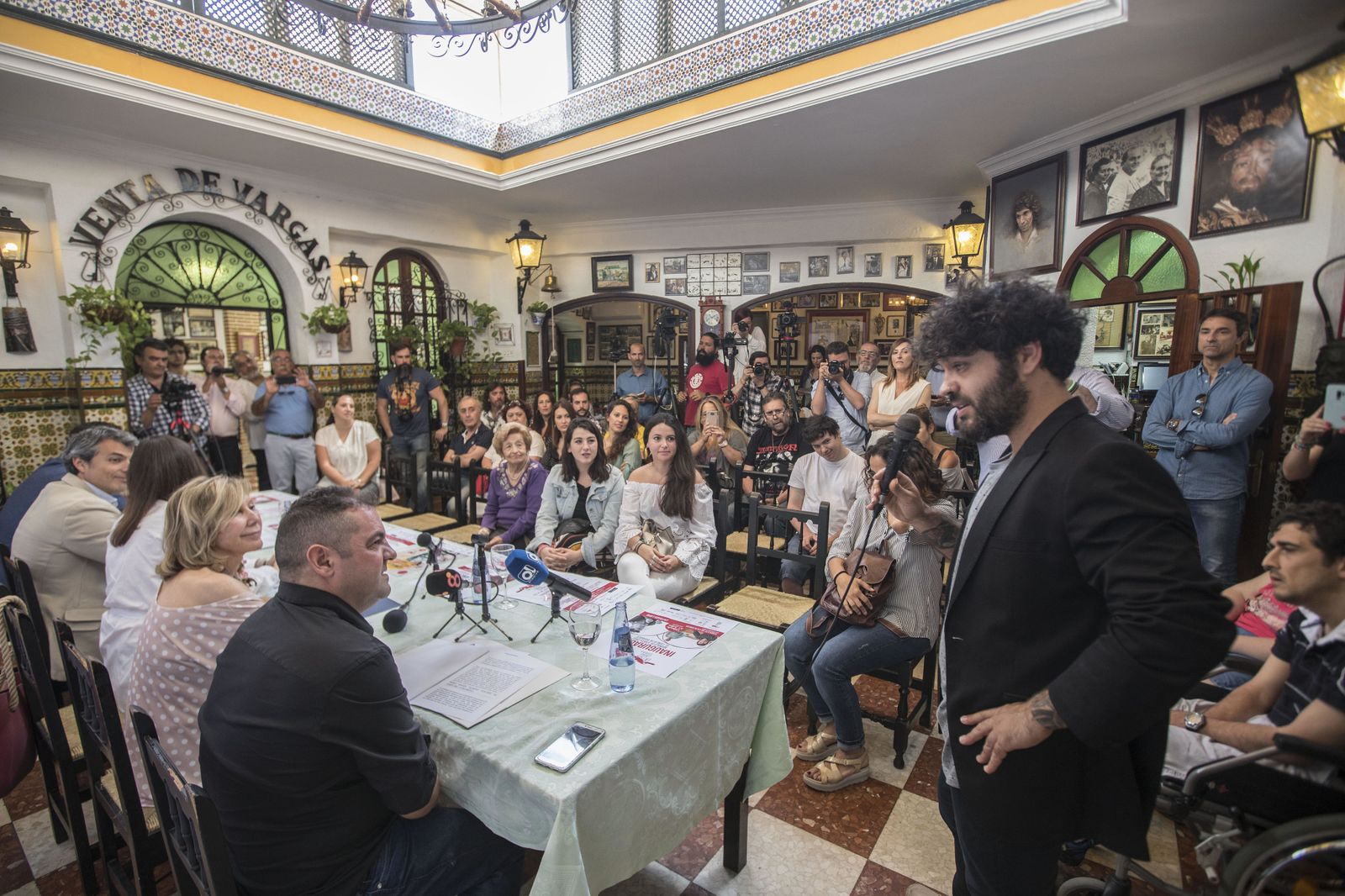 Presentación de ‘La Isla Ciudad Flamenca’, ayer en la Venta de Vargas, en el momento de la intervención del guitarrista Joselito Acedo.