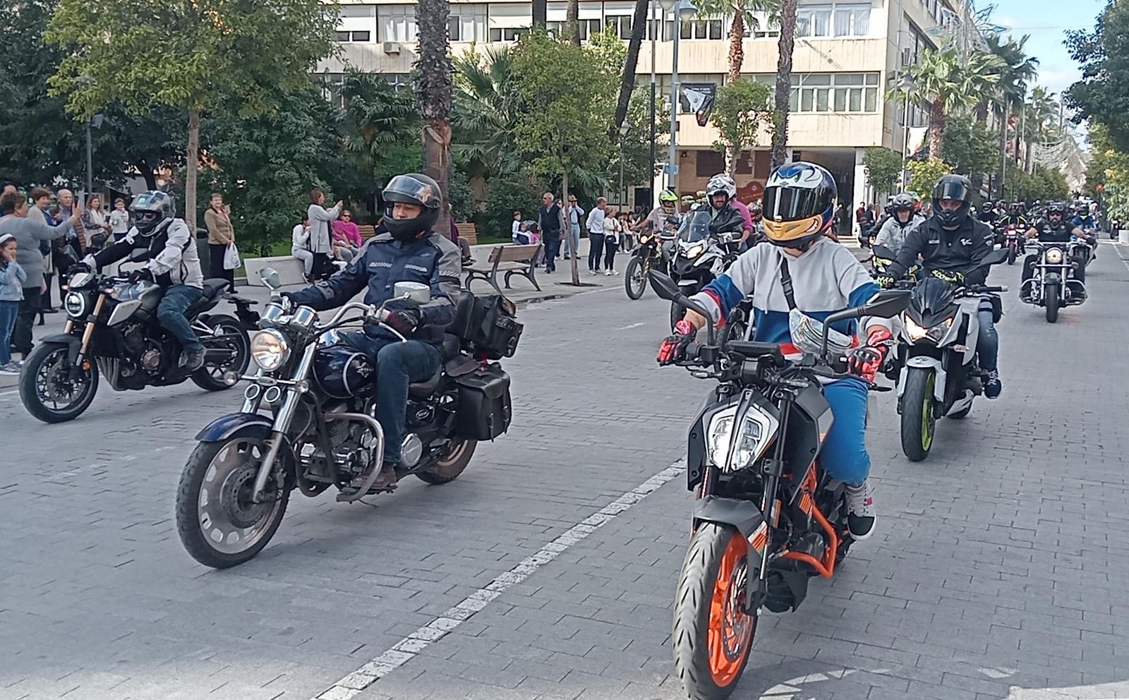 Imágenes de la concentración motera en memoria de Hugo Millán por las calles de Huelva