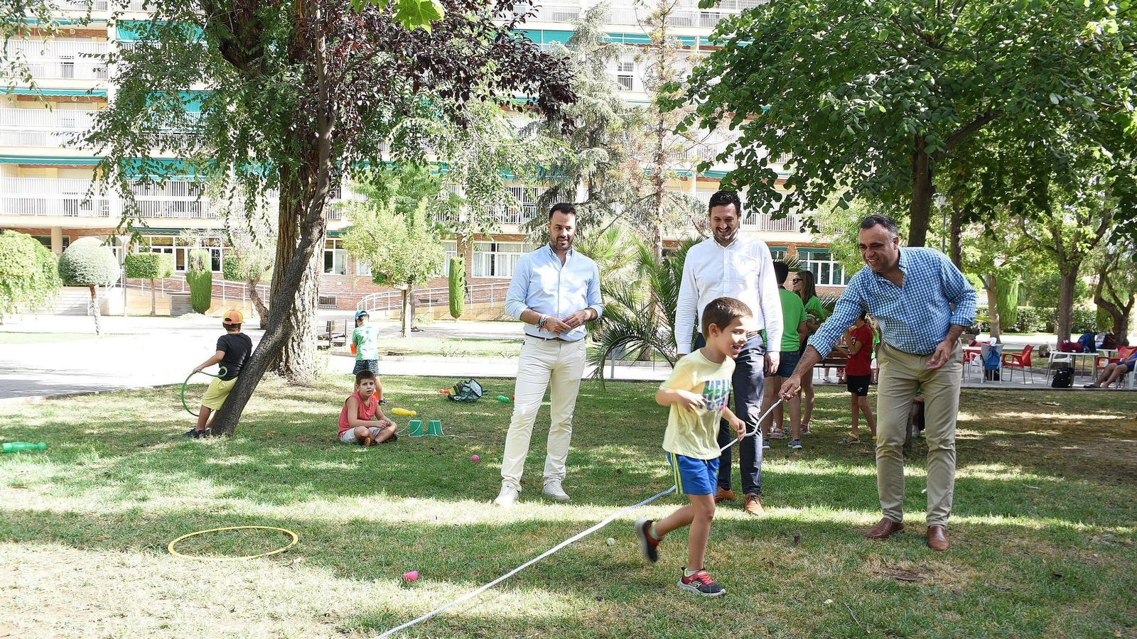 El presidente de la Diputación de Granada juega con un niño durante la visita a las instalaciones