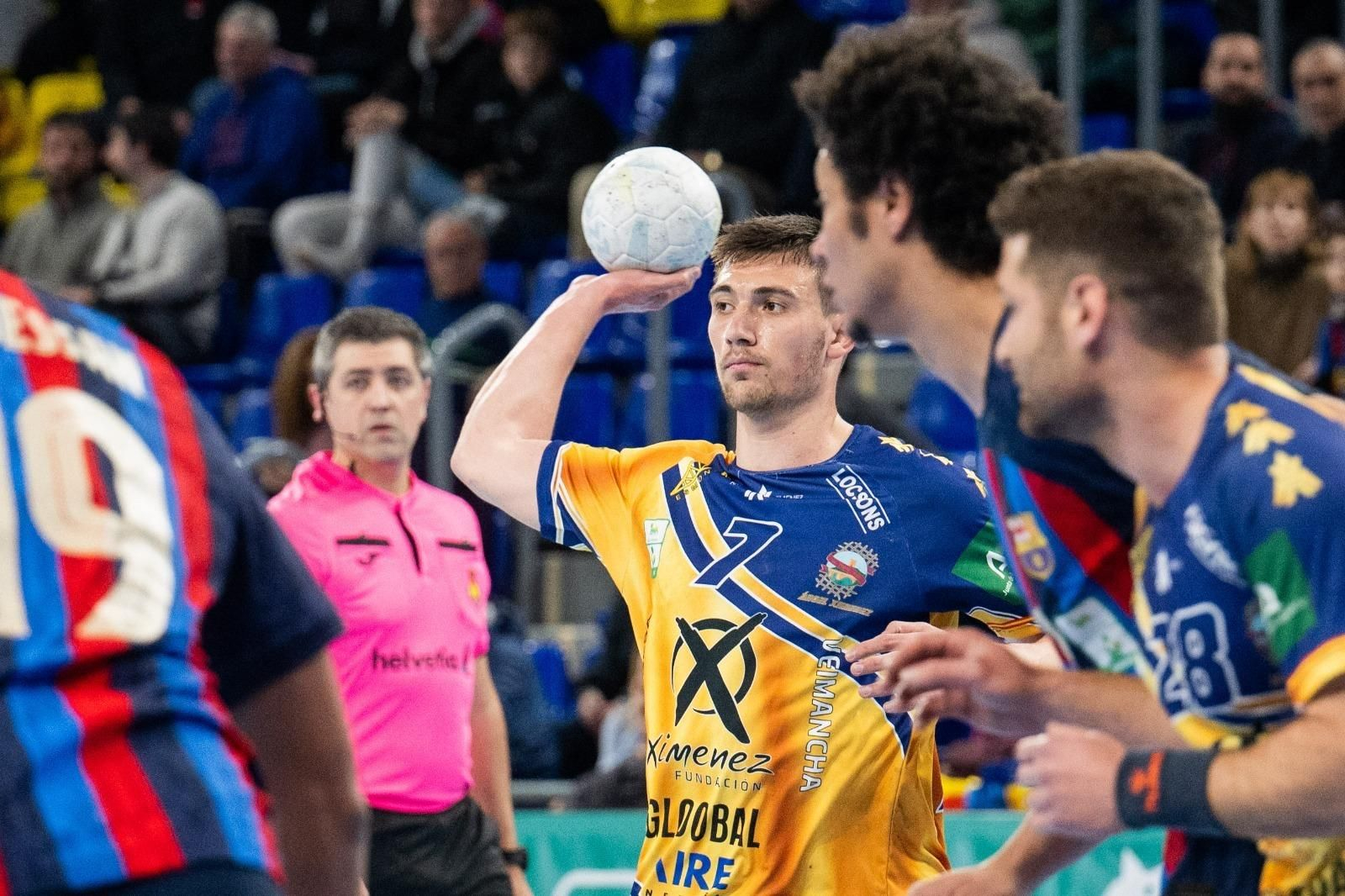 Buzle controla el balón durante un lance del partido.