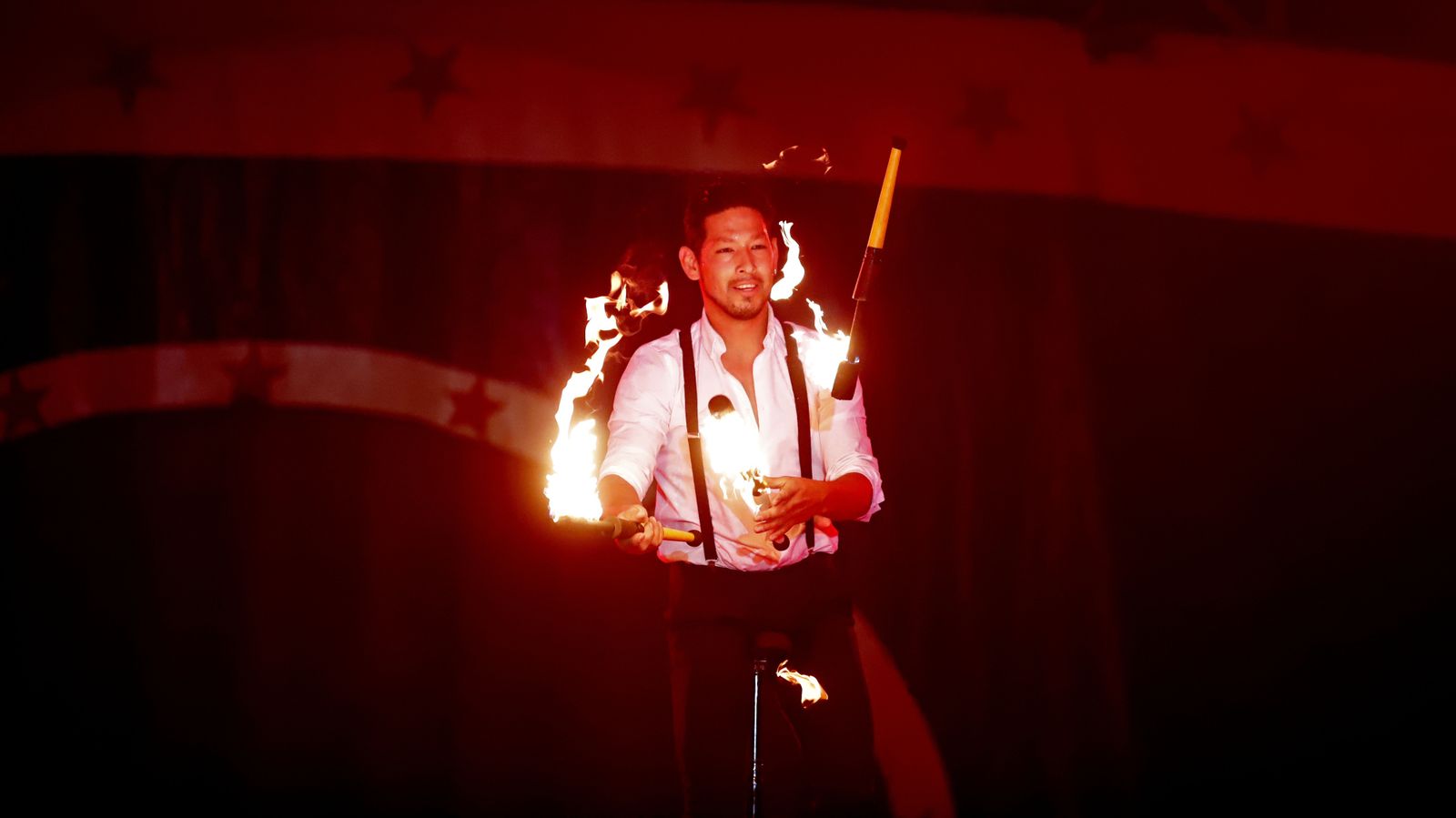 Un malabarista del Circo Berlín durante su actuación.