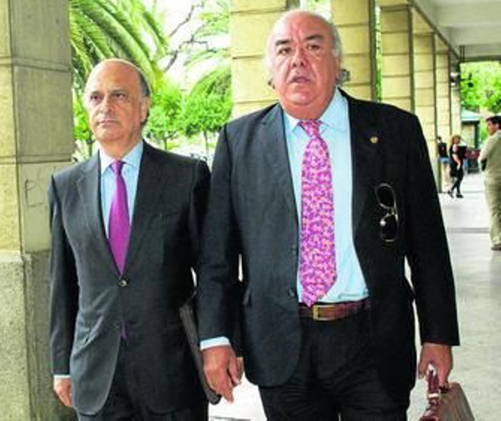 El propietario de Uniter (i) con su abogado el día de su imputación en 2013 tras comparecer ante la juez Alaya.