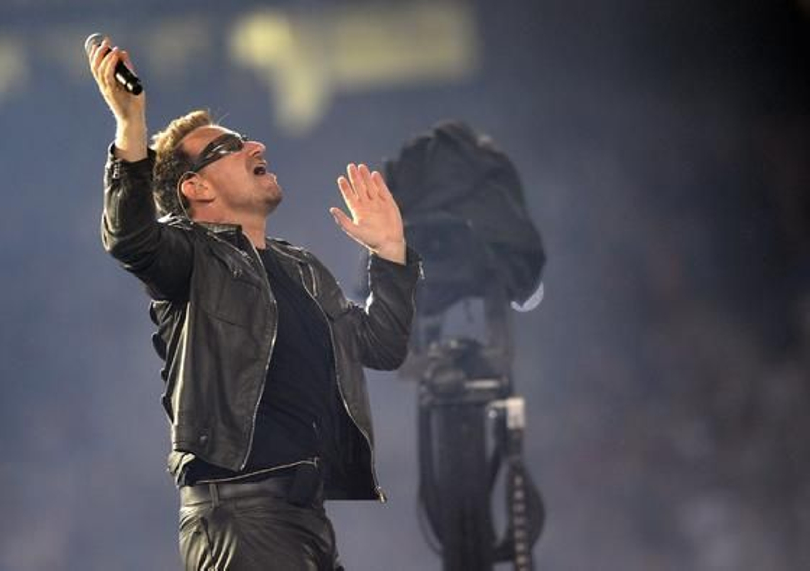 La banda irlandesa U2 convence a sus seguidores en San Sebastián. / EFE, AFP, Reuters