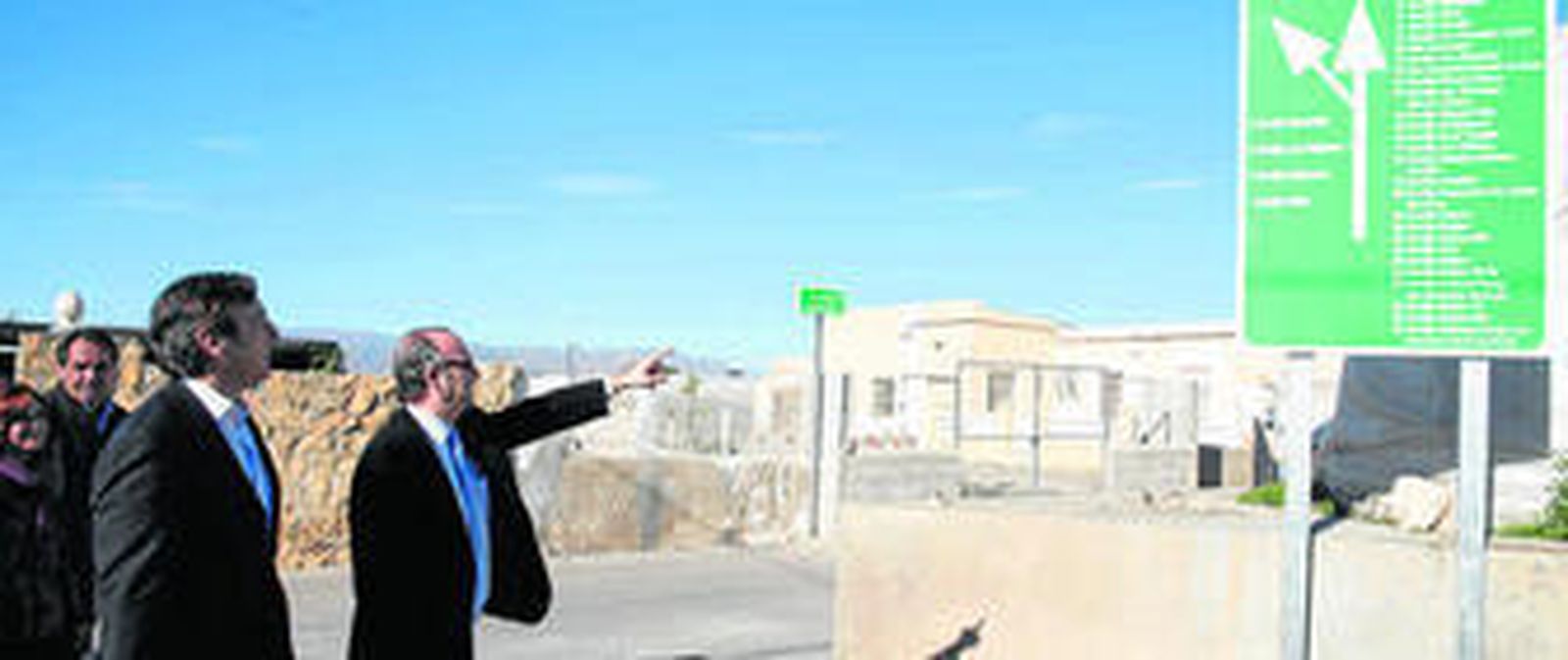 El alcalde señala uno de los paneles informativos instalados en San Vicente.