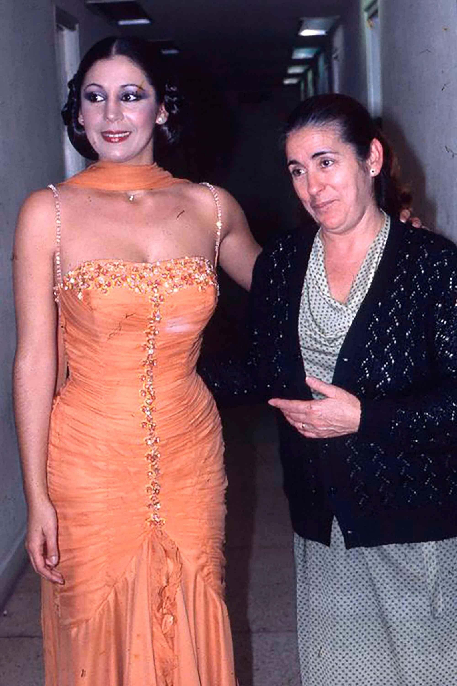 Pantoja con su madre, en una imagen de archivo. Pantoja con su madre, en una imagen de archivo.