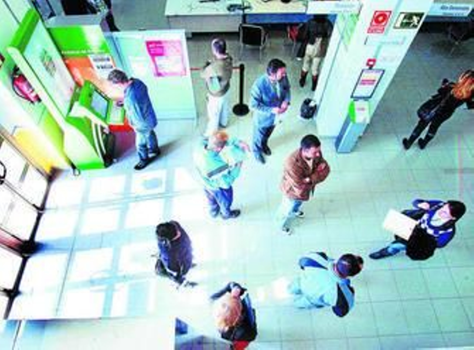 Varias personas en una oficina del Servicio Andaluz de Empleo en la capital.