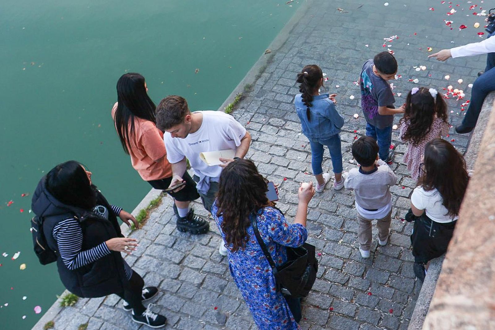 Todas las imágenes de la Ceremonia del Río para conmemorar el Día del Pueblo Gitano en Granada
