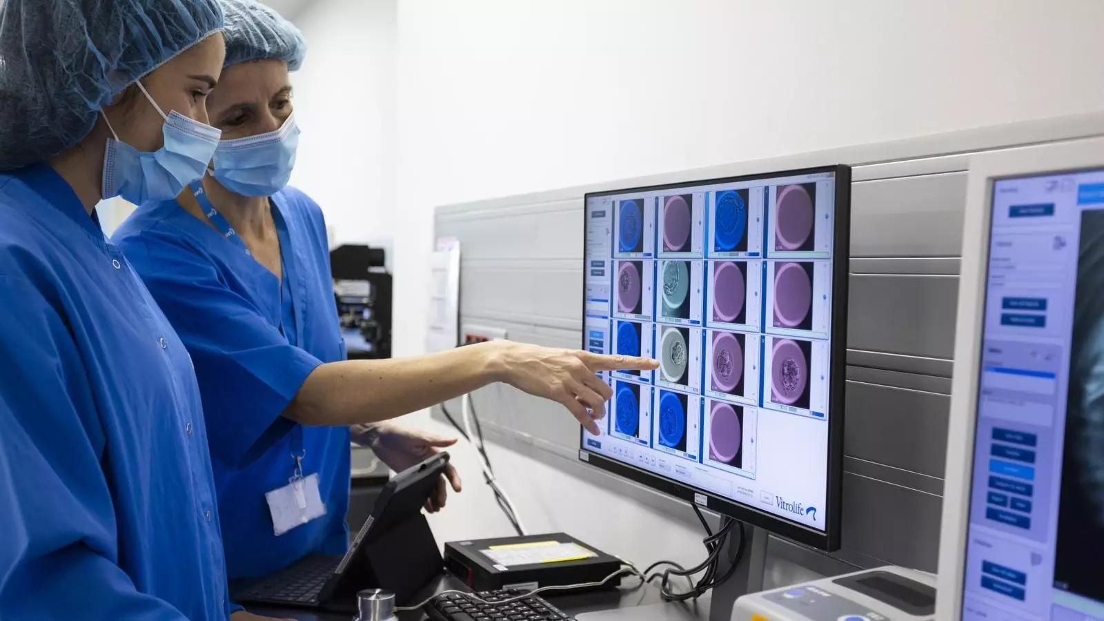 Dos trabajadoras en las instalaciones de IVI Barcelona.