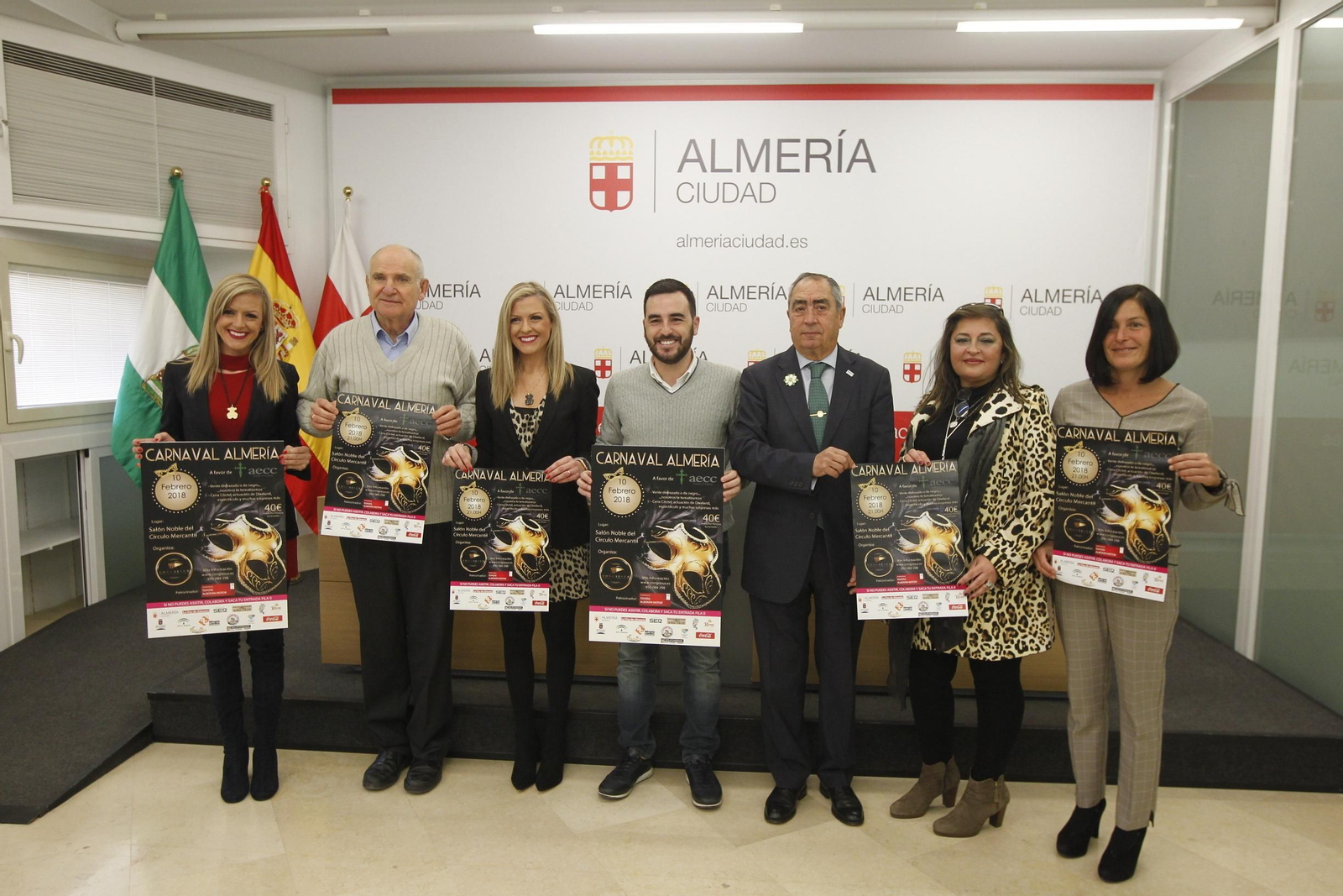 Carlos Sánchez y Nicolás Castillo con Gemma y Miriam García de Congresur que organiza la Cena de Carnaval.