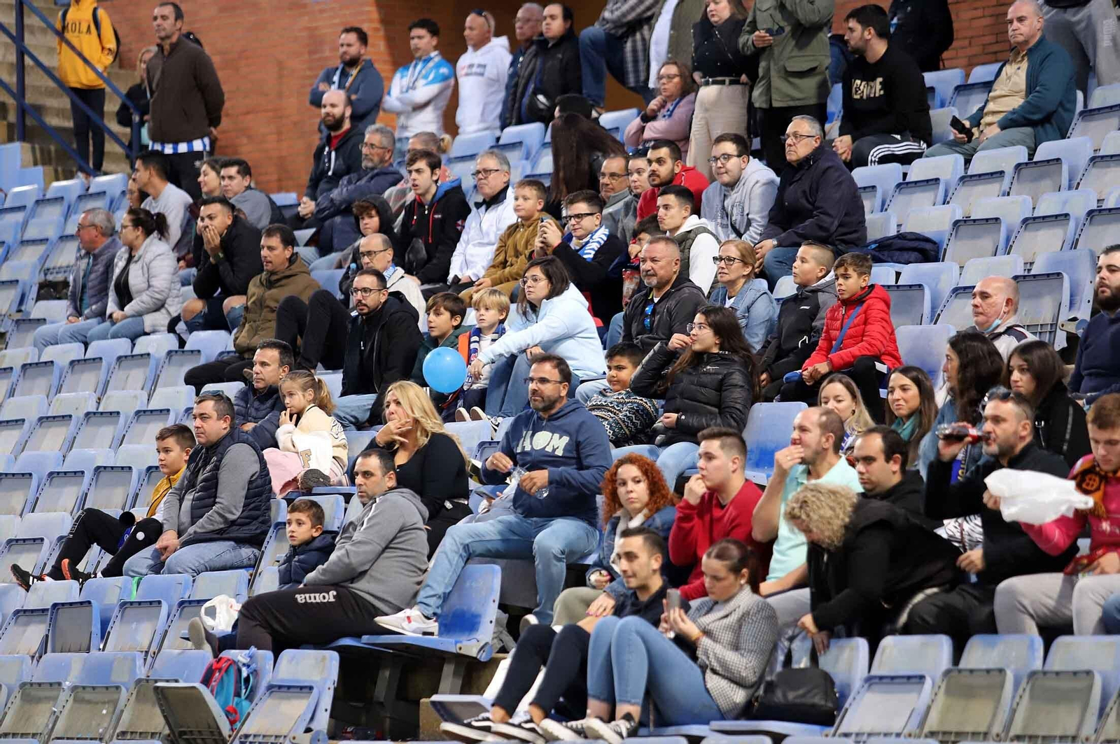 Imágenes del ambiente en las gradas del Nuevo Colombino