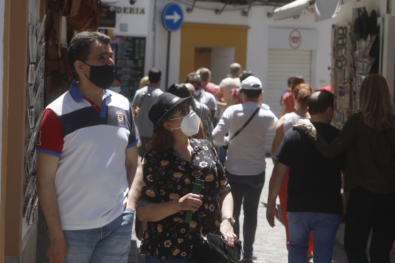 Turistas pasean por la Judería de Córdoba.