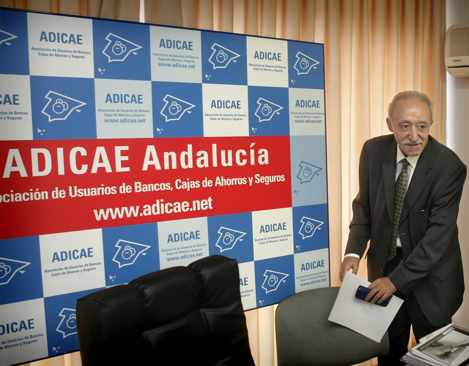 El presidente de Adicae, Manuel Pardos, durante una rueda de prensa.