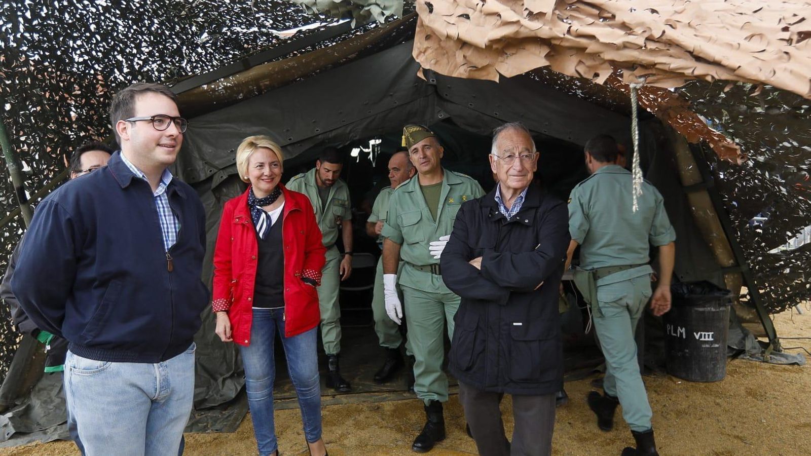 Autoridades políticas y militares.