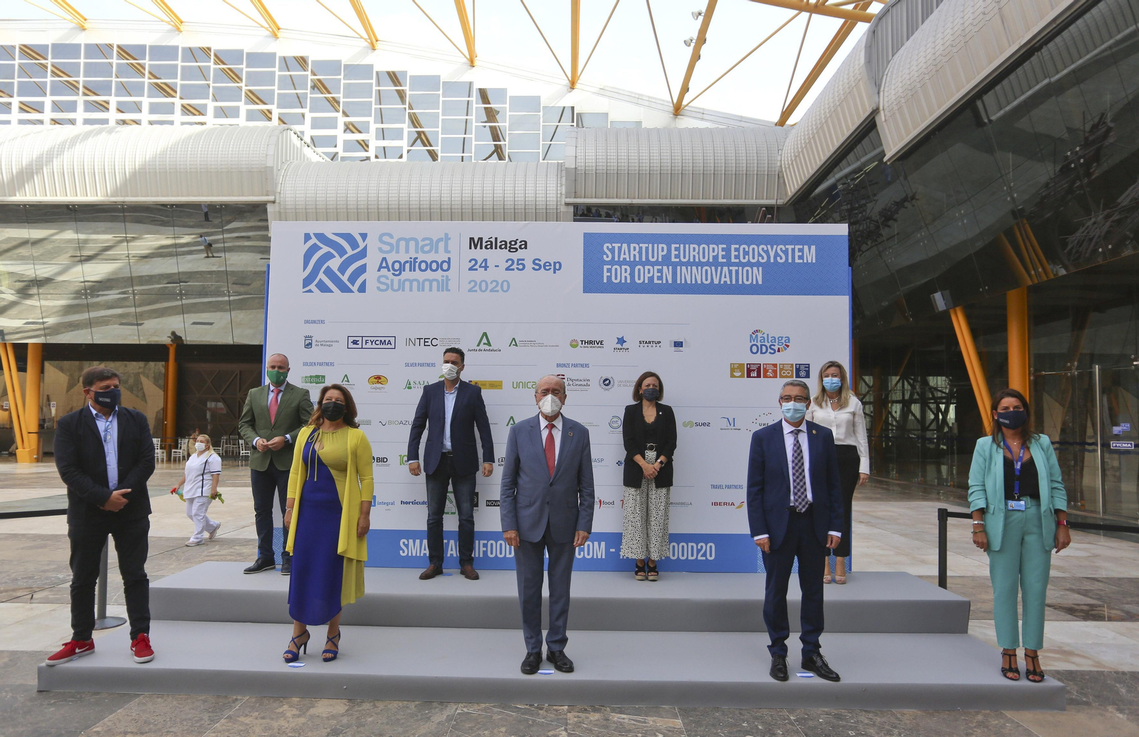 Foto de familia de las autoridades.