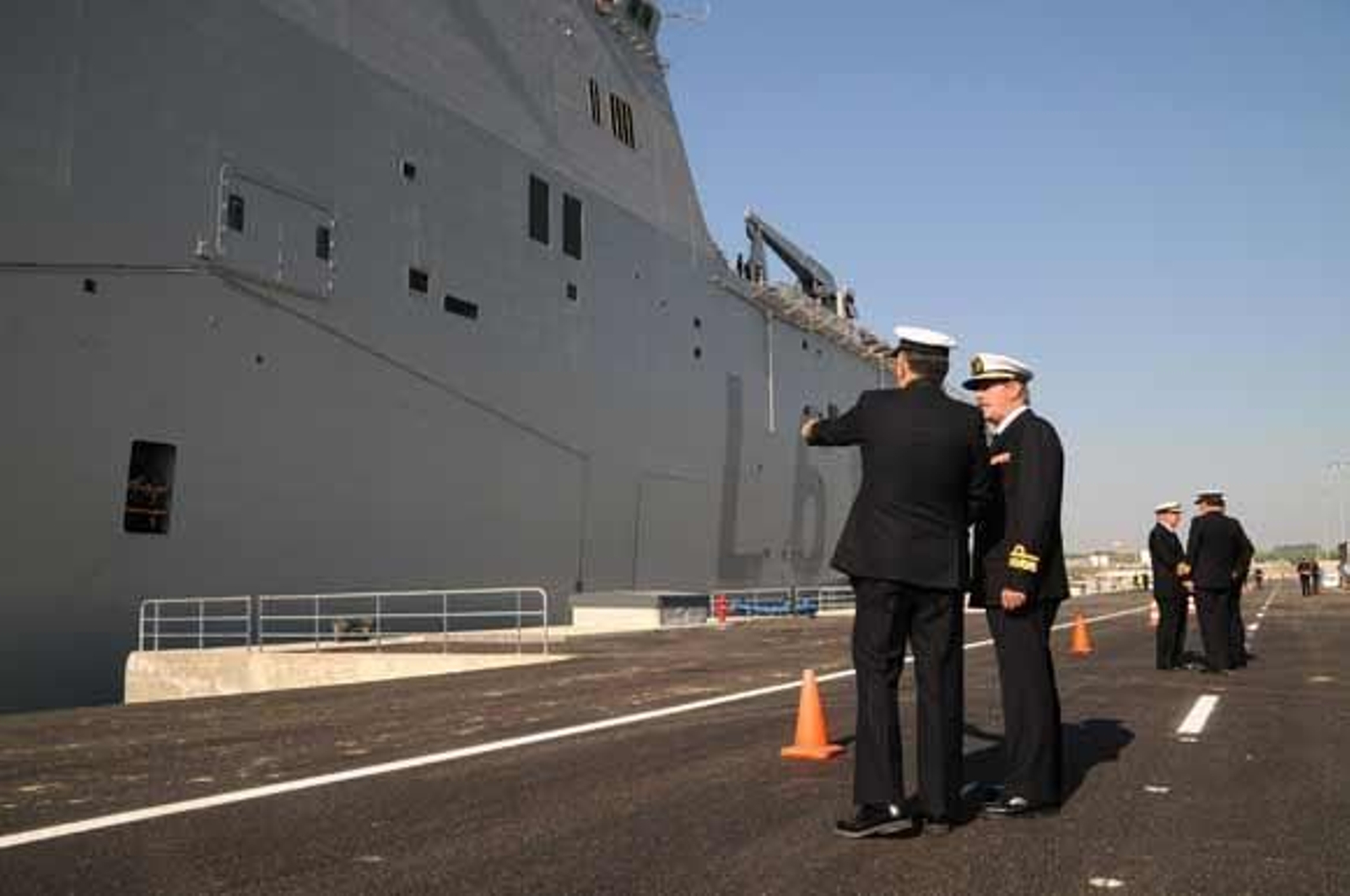 El 'Juan Carlos I', el mayor barco de guerra de la historia de la Armada Española, ya está atracado en la Base de Rota

Foto: Javier Gonzalez