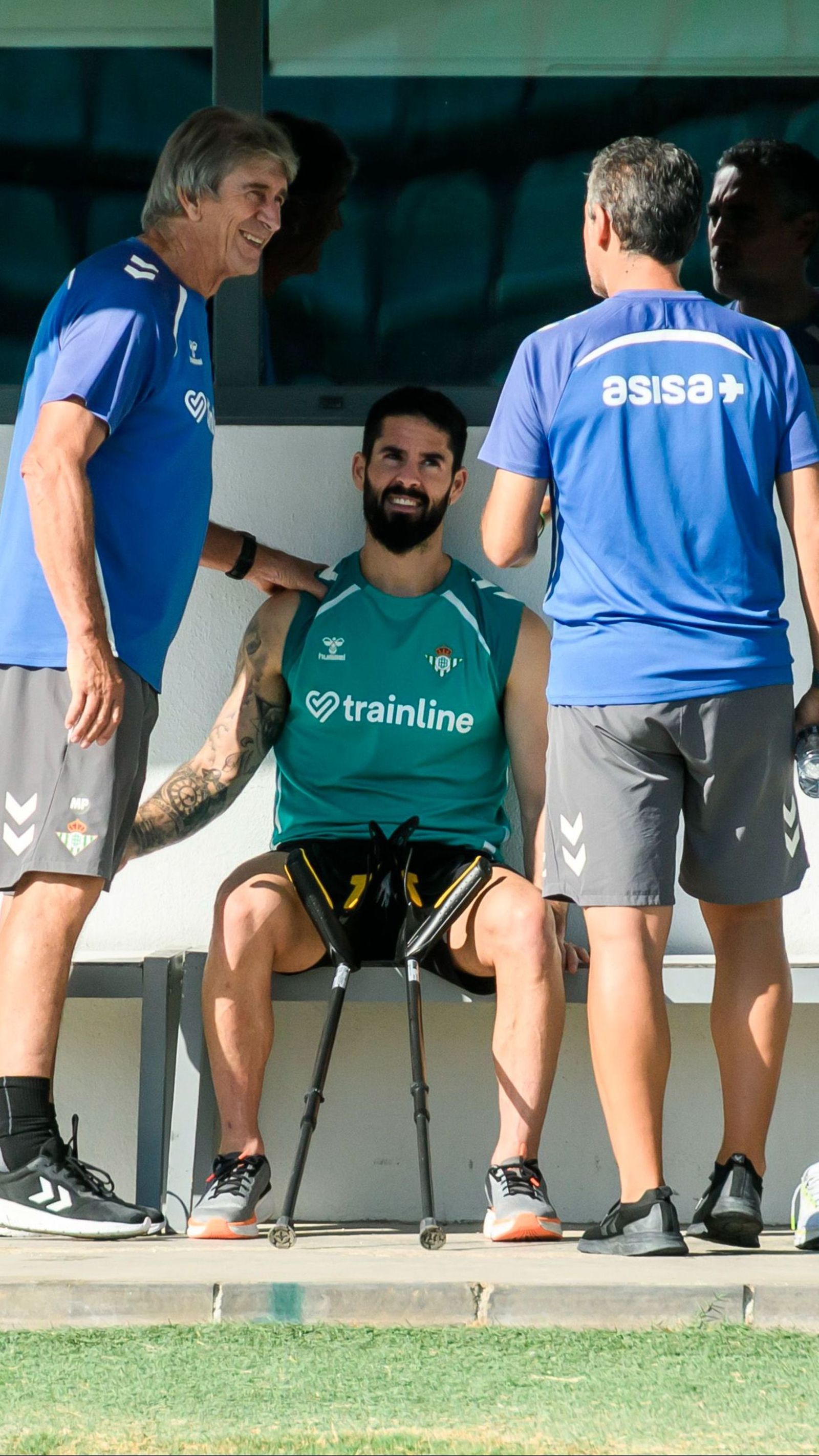 Pellegrini dialoga con Isco durante la recuperación de su última fractura de peroné.