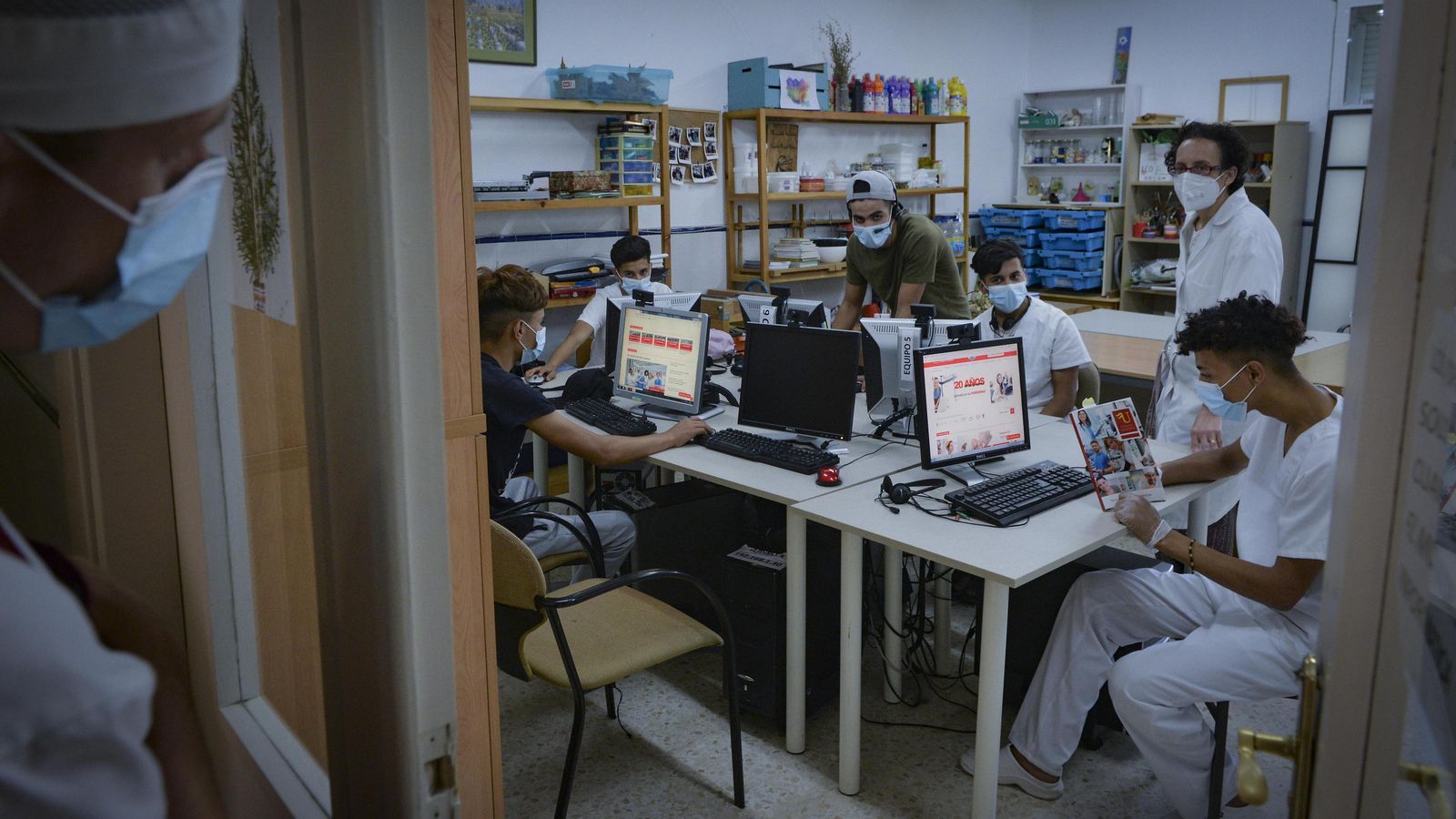 Jóvenes en la sala de estudio del centro de acogida Miguel de Mañara.