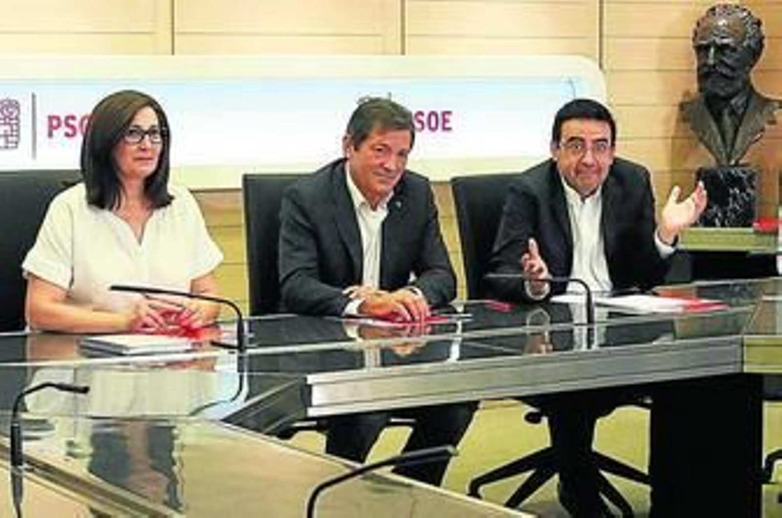 Mario Jiménez, a la derecha, gesticula durante la primera reunión ayer de la gestora socialista.