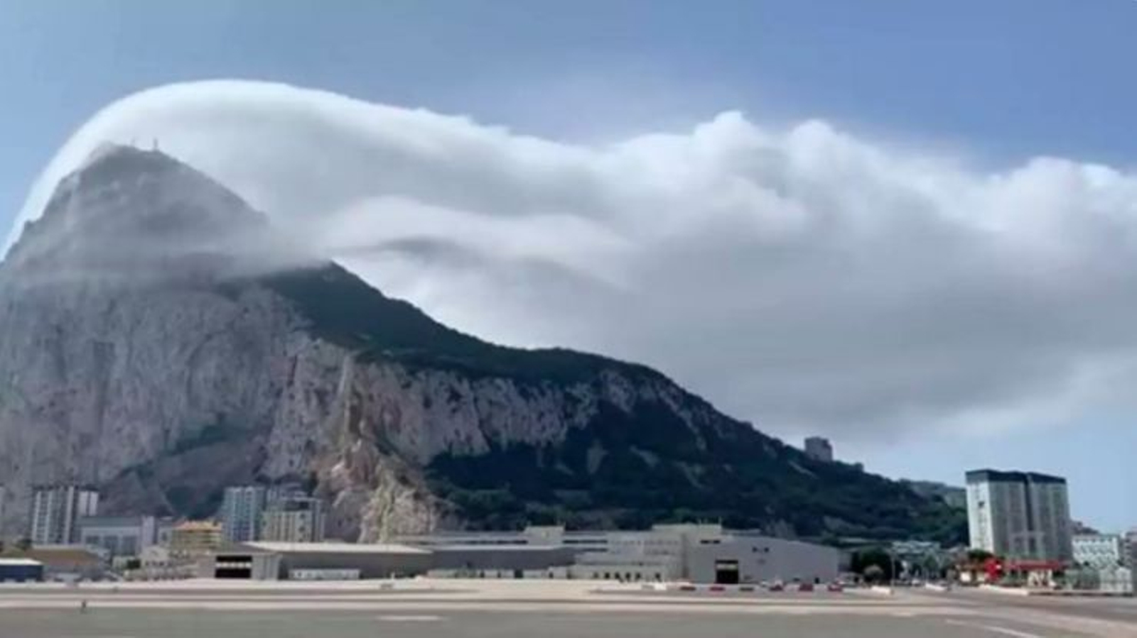 Peñón de Gibraltar coronado con su característica nube Peñón de Gibraltar coronado con su característica nube