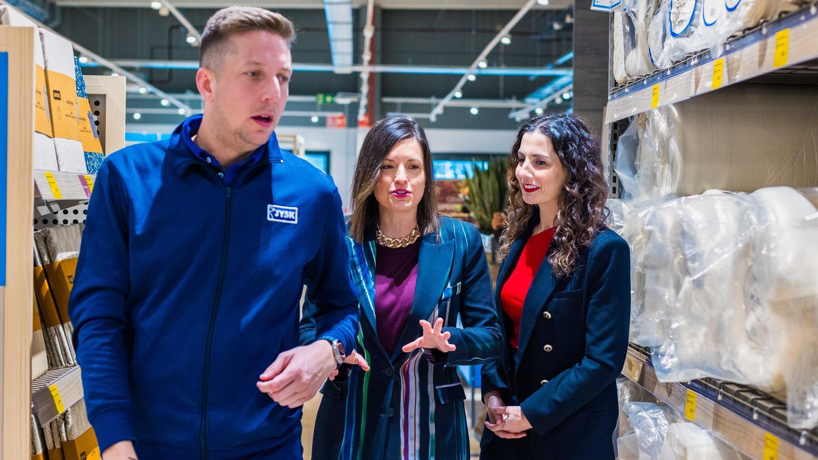 La alcaldesa de San Fernando, Patricia Cavada, junto a la concejala María Gómez y al responsable de Jysk, Braulio da Rocha, en la inauguración de la tienda en el parque comercial Janer, en San Fernando