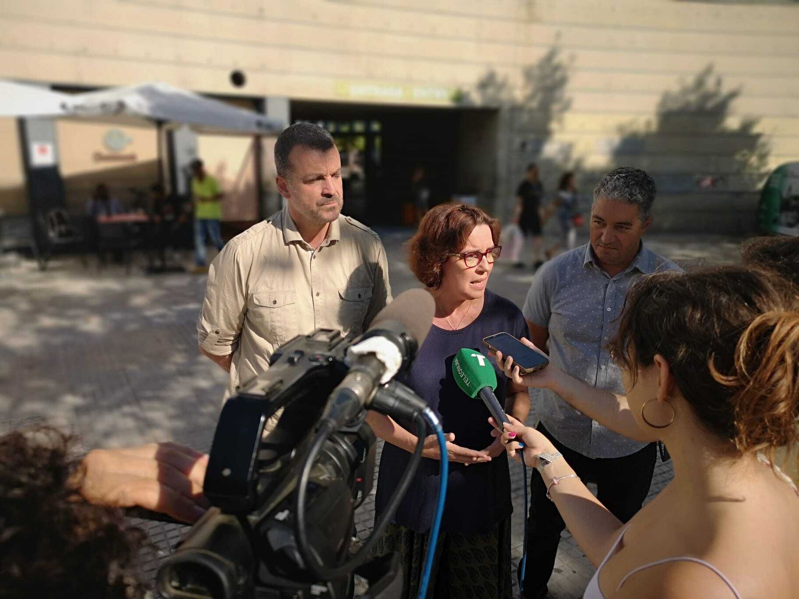 La parlamentaria socialista Susana Rivas en la estación de autobuses de la capital onubense.